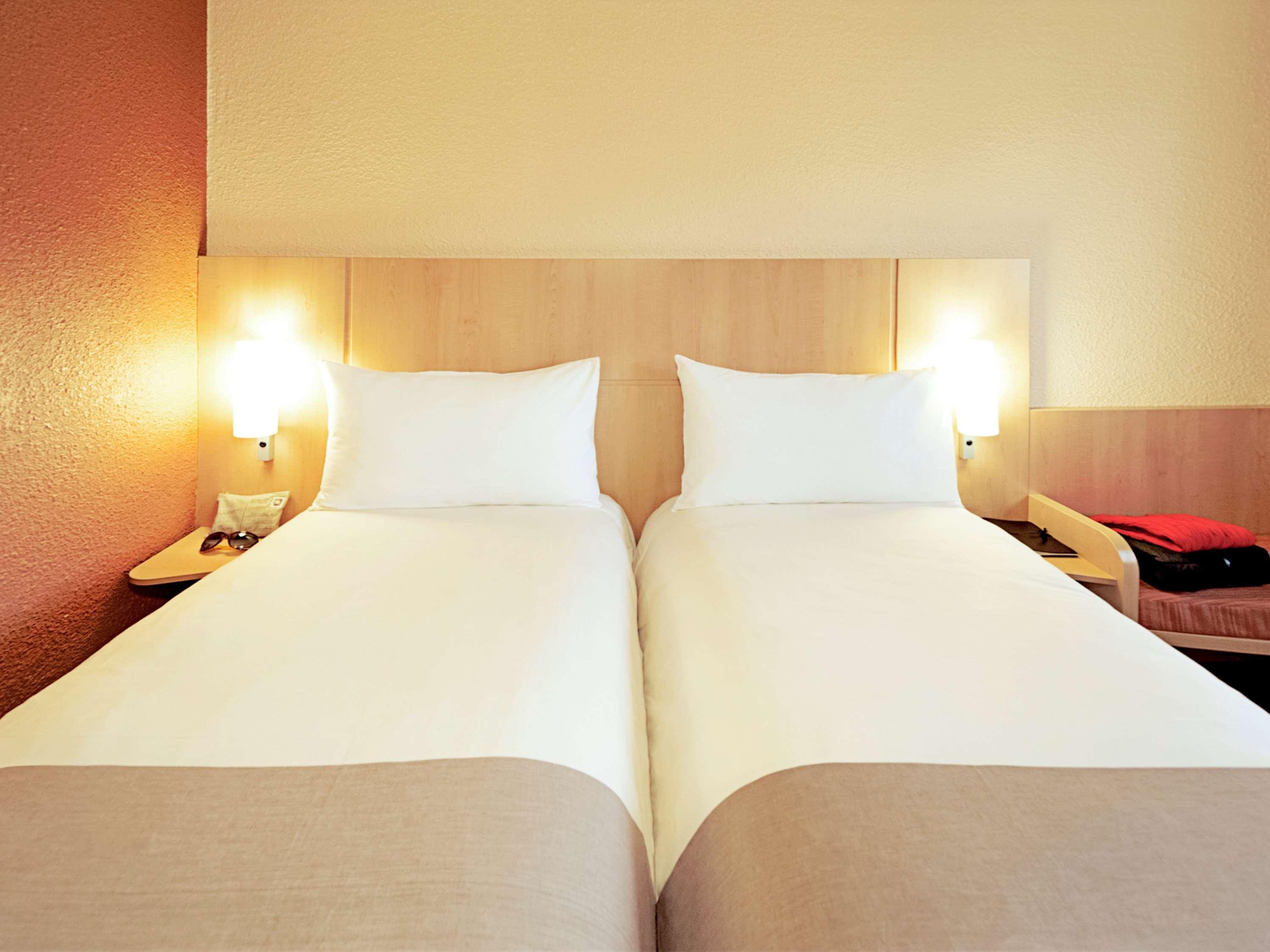 Ibis Heroes Square 3*