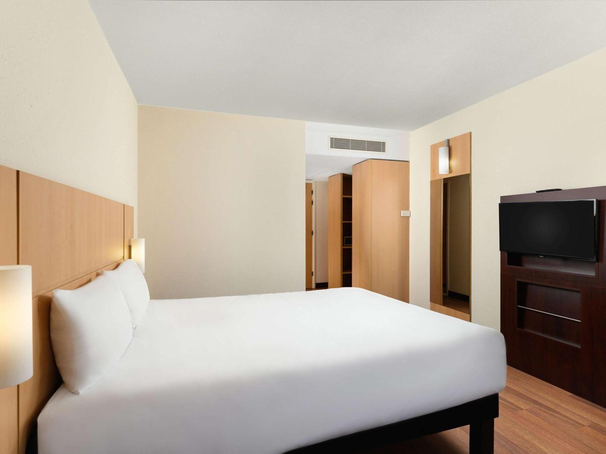 Ibis Heroes Square 3*