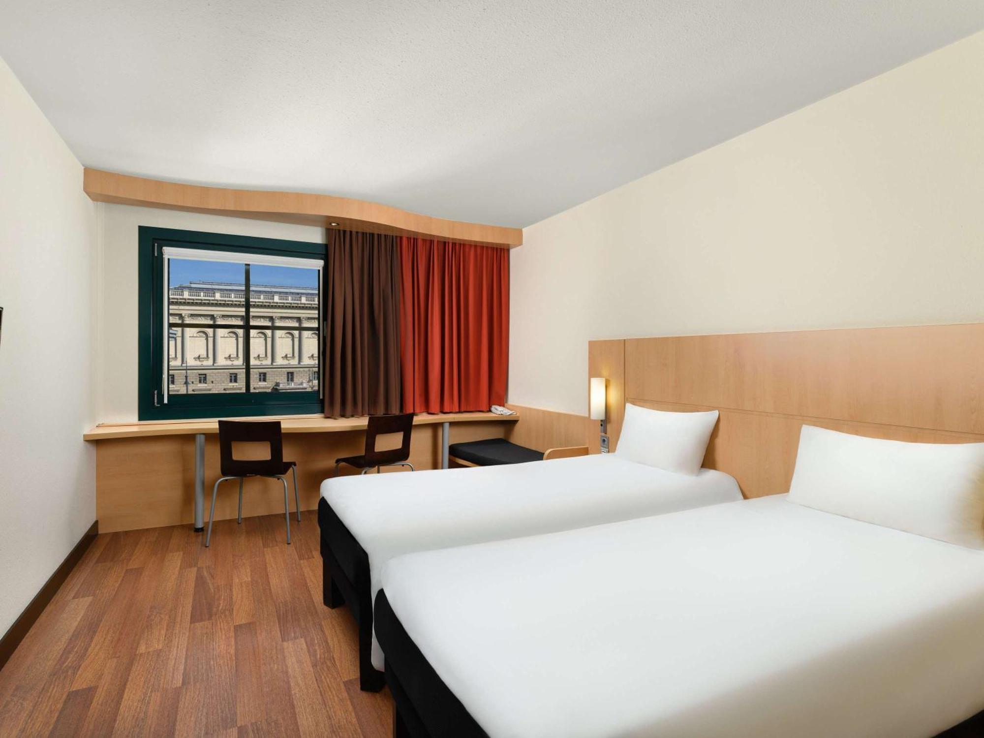Hotel Ibis Heroes Square 3*