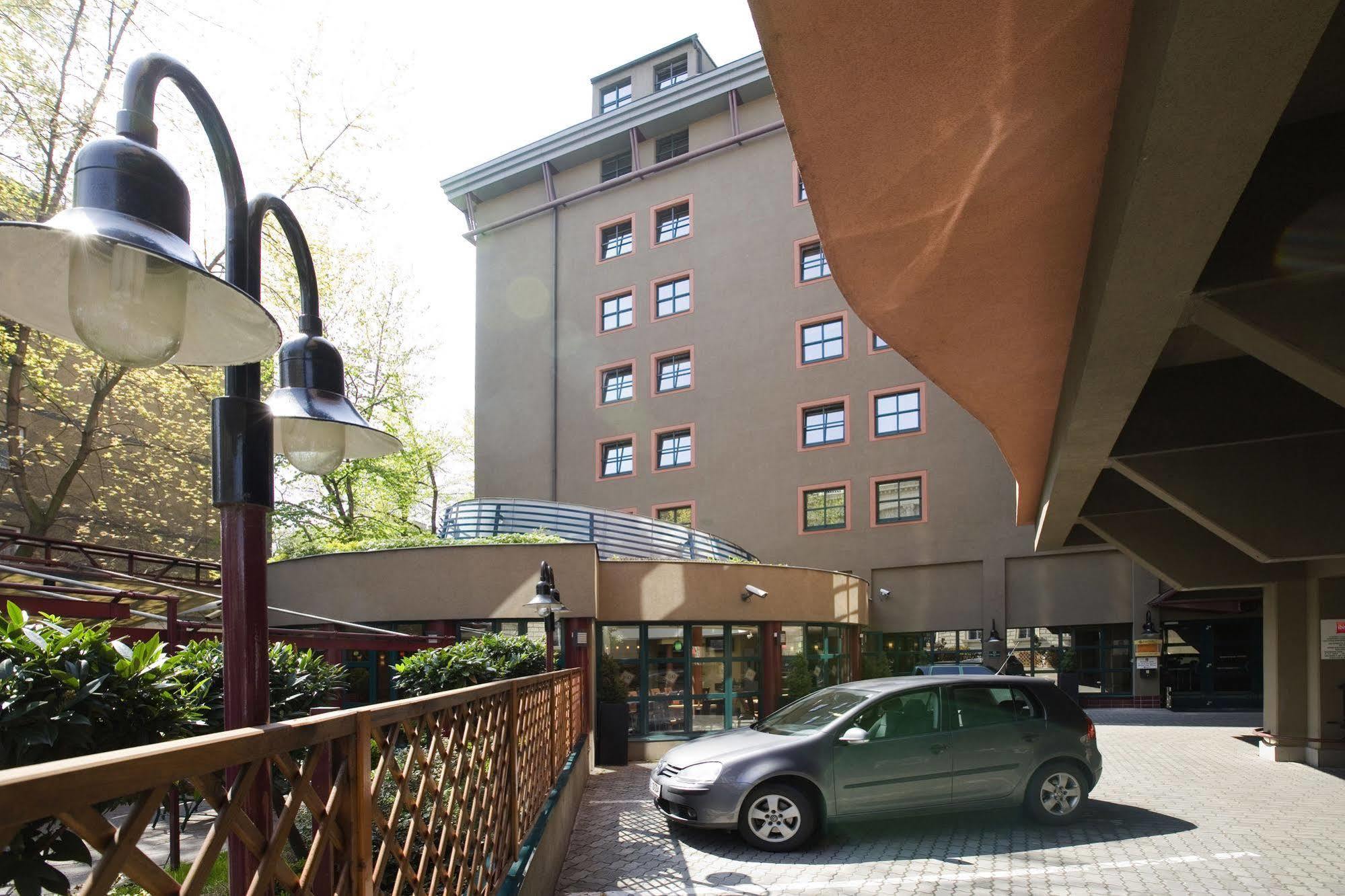 Hotel Ibis Heroes Square 3*