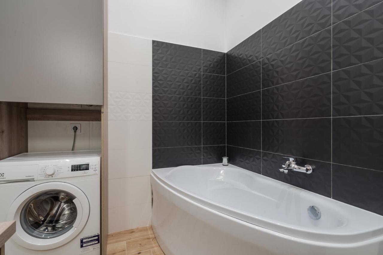 Apartment Amora Homes 3 Bedrooms Bright Flat In The Heart Of The -free Parking Need Reservation