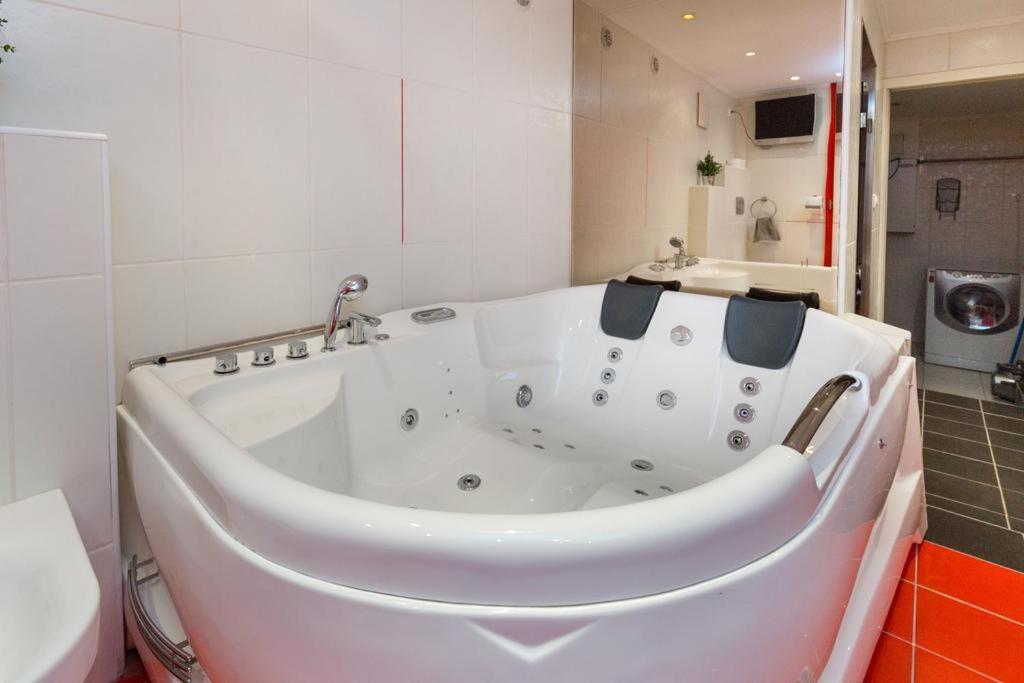 Space In Gozsdu Apartman *