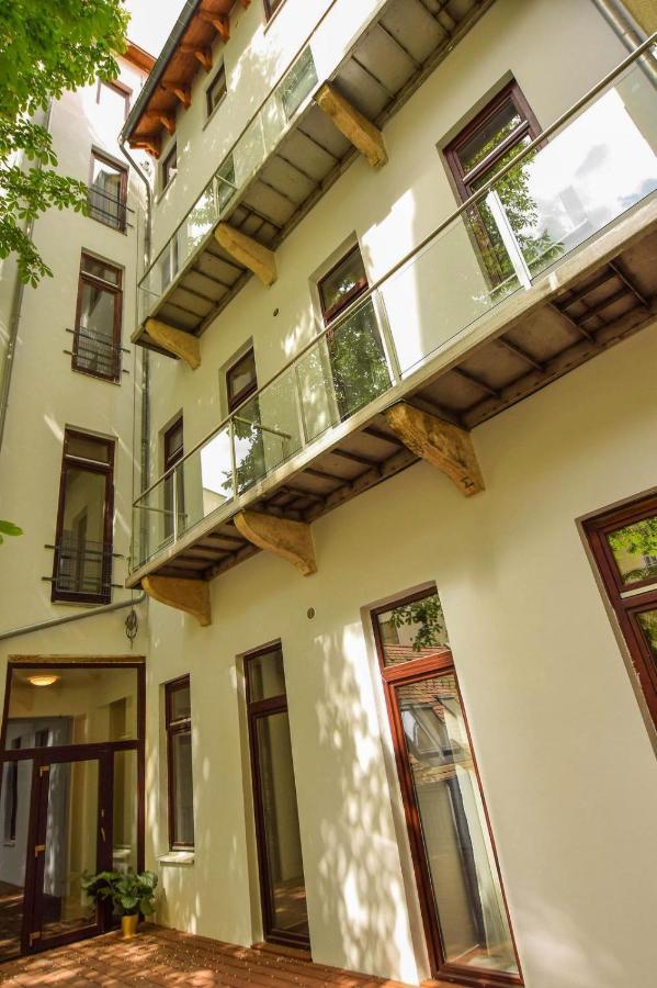 Varalja Aparthotel *