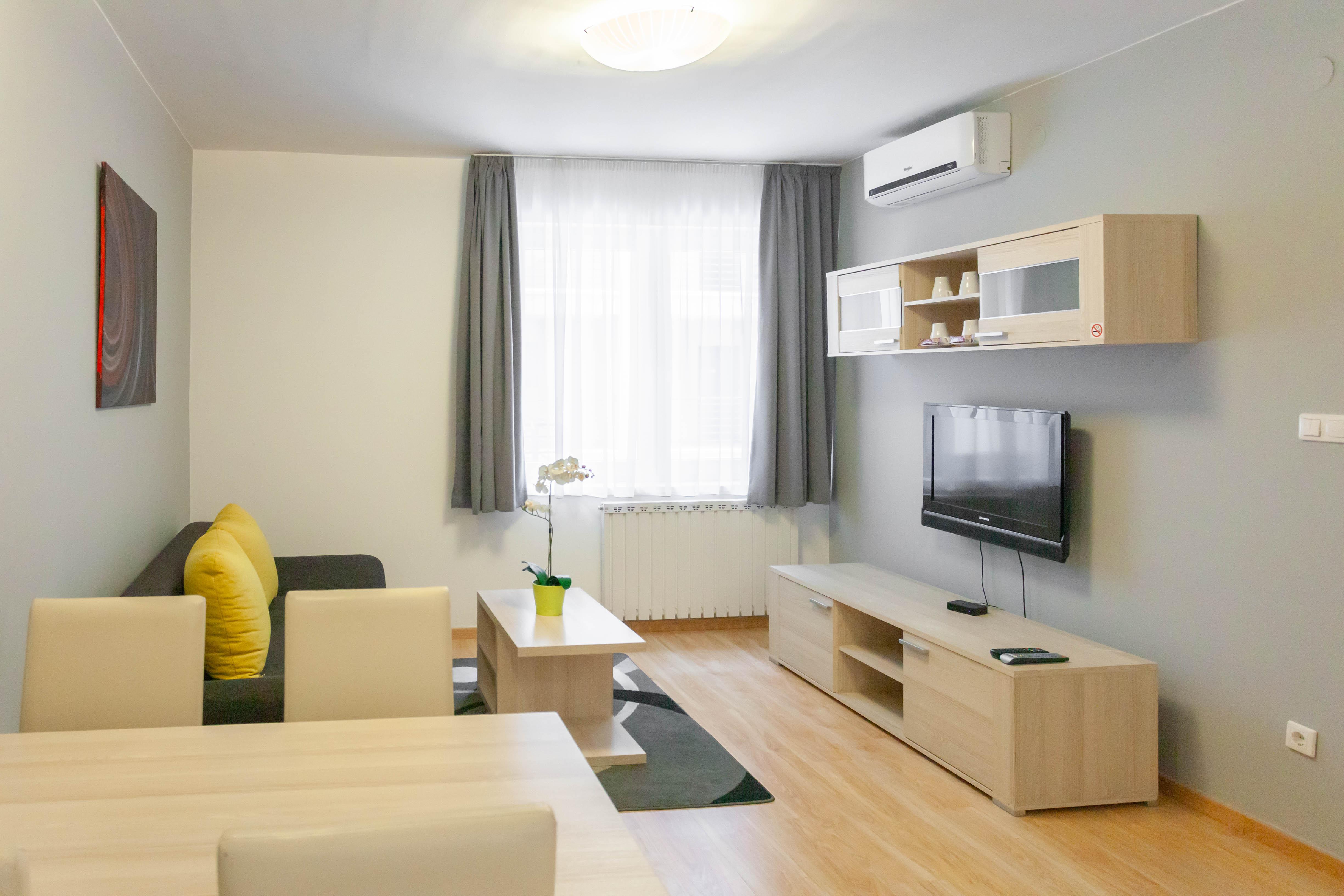 Apartment Maple Tree Budget *