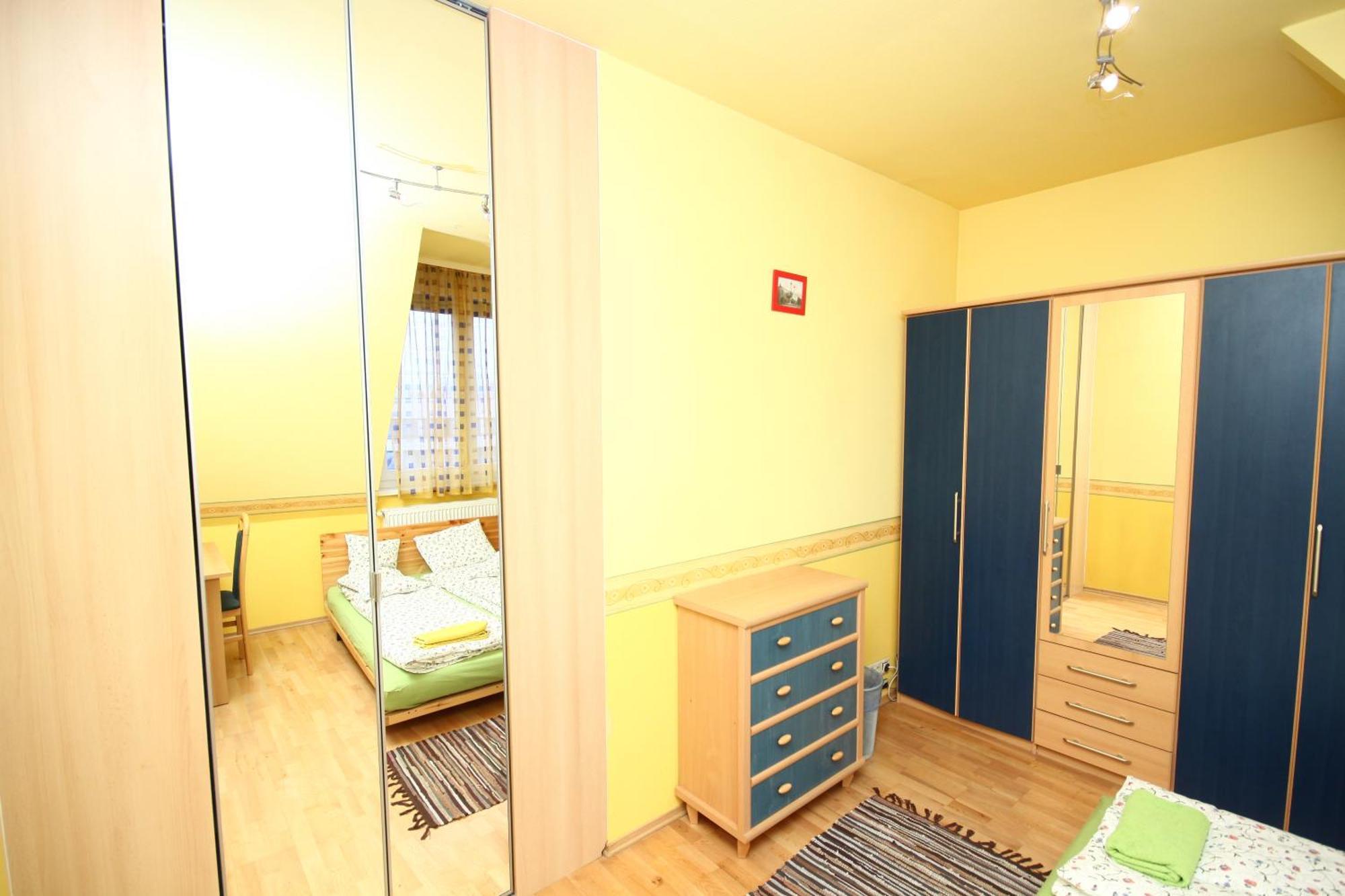 Pal'S Hostel And Apartments Hostel