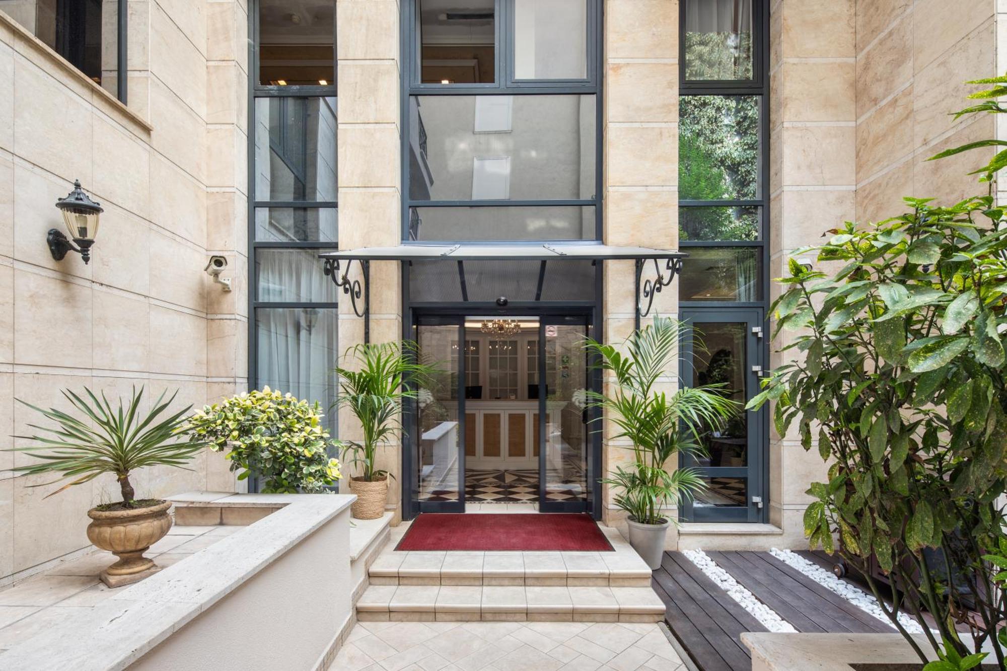 Hotel Queen's Court & Budapest