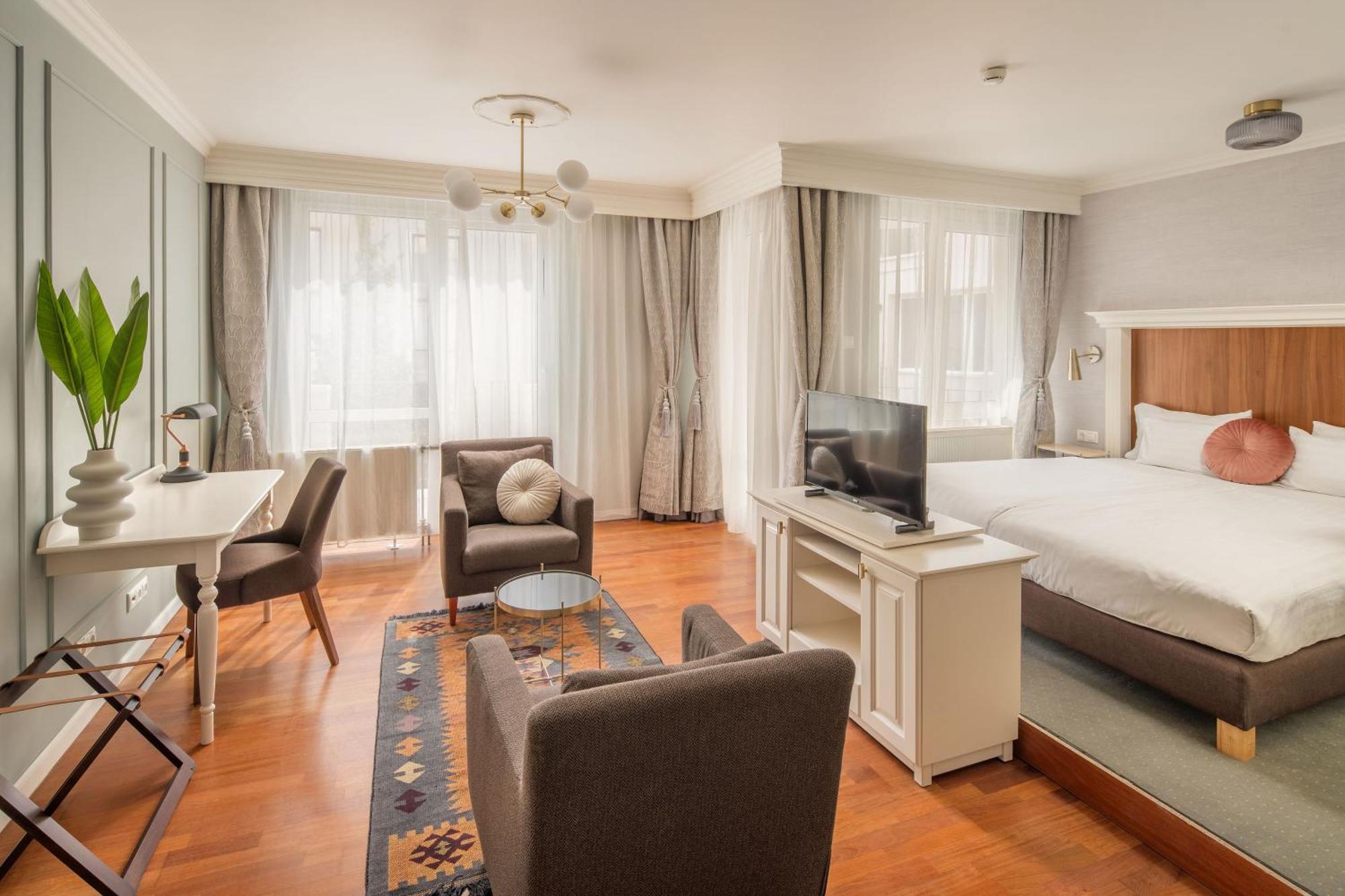Hotel Queen's Court & Budapest