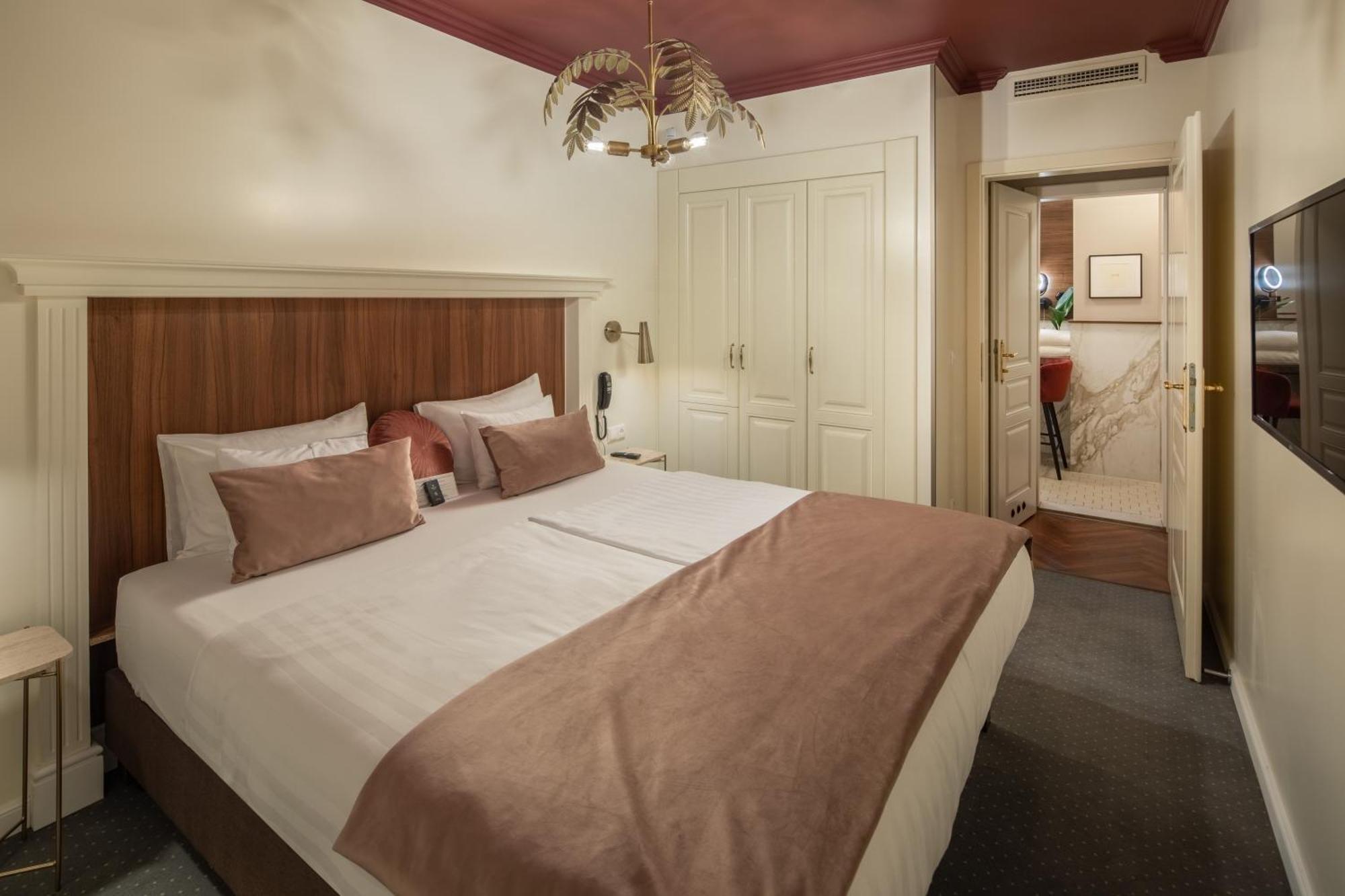 Hotel Queen's Court & Budapest