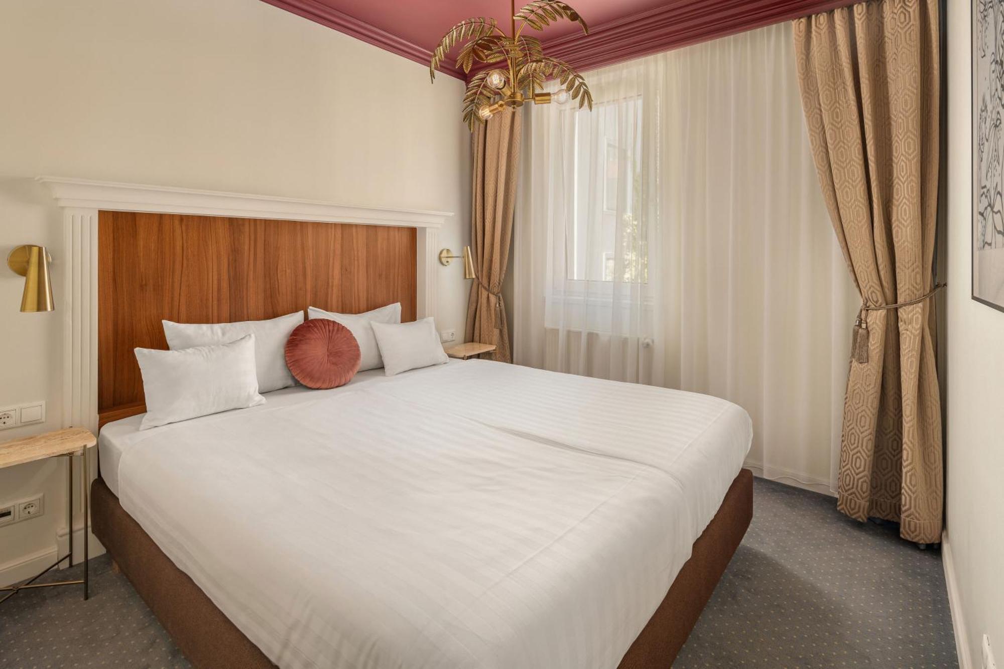 Queen's Court & Hotel Budapest