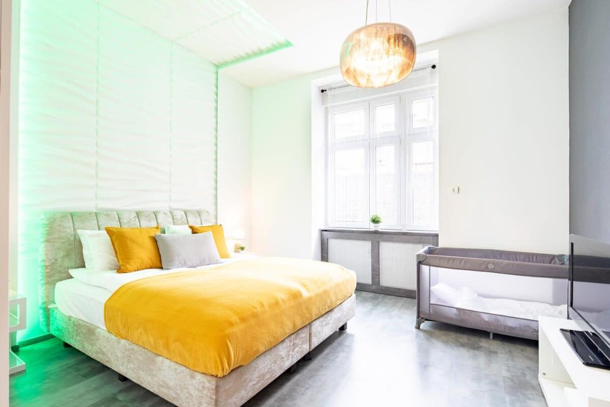 Ultra - Large With Balcony Apartment