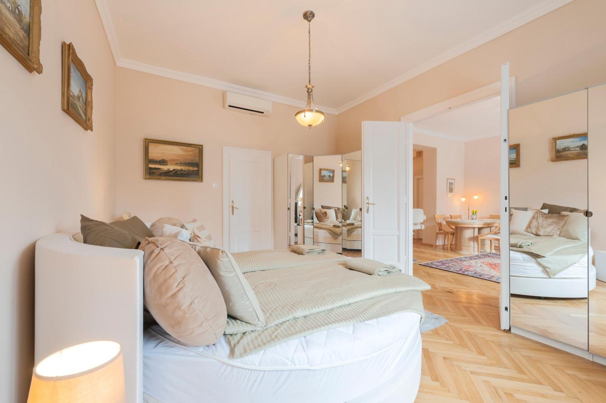 Apartment View To The Roofs Luxury With 2 Bedrooms *