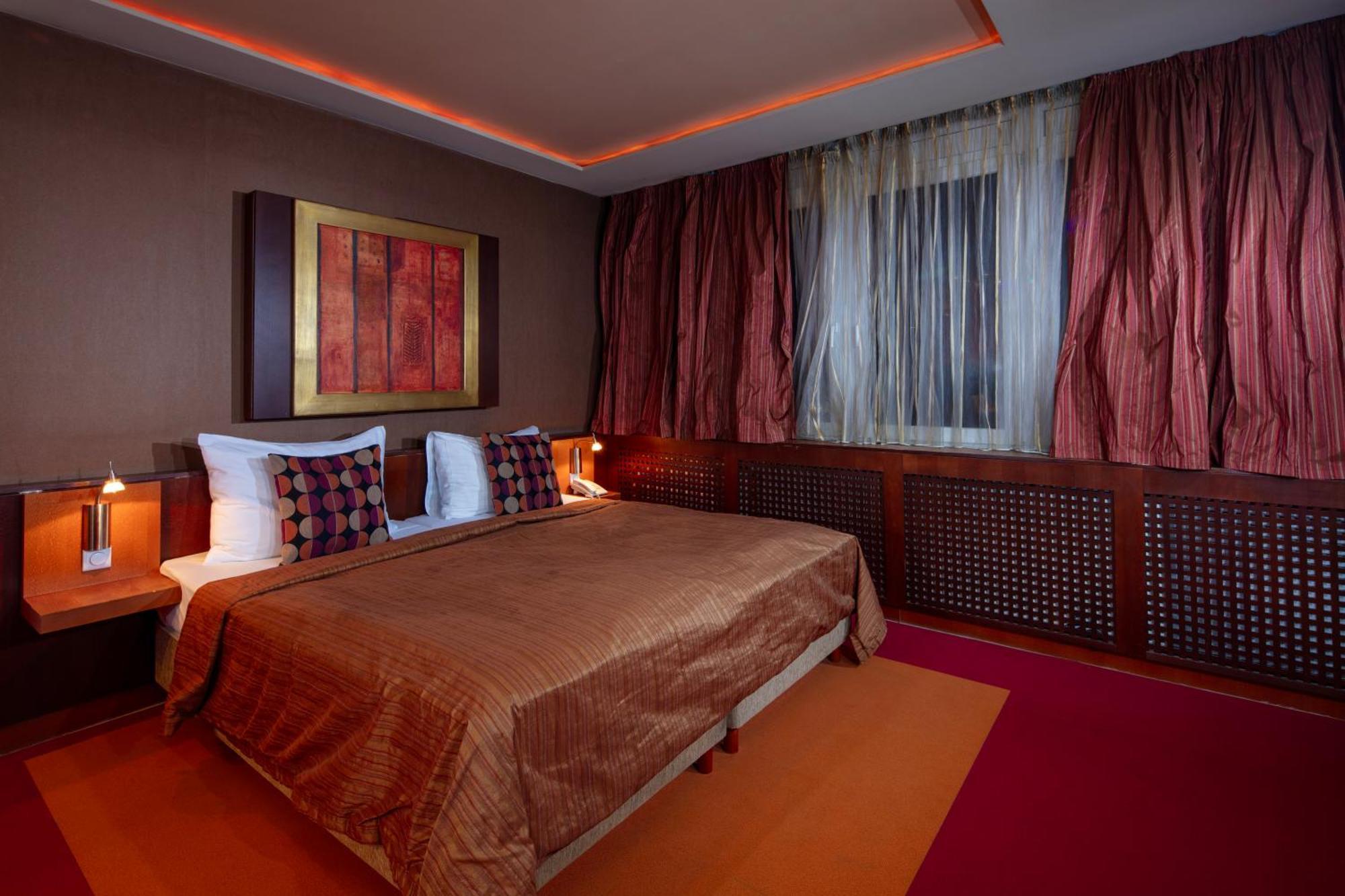 Charles Aparthotel 3*