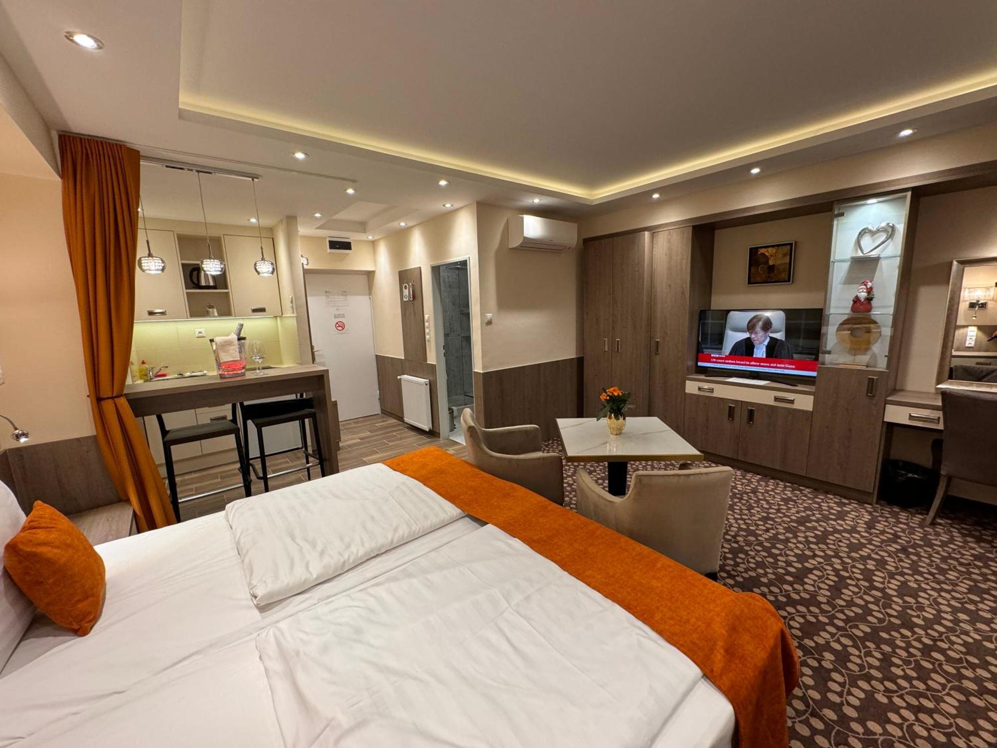 Aparthotel Charles 3*