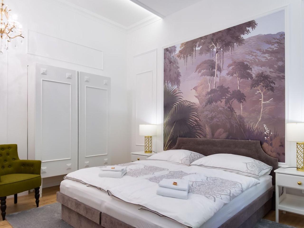 Chestnut & Eliza Apartment
