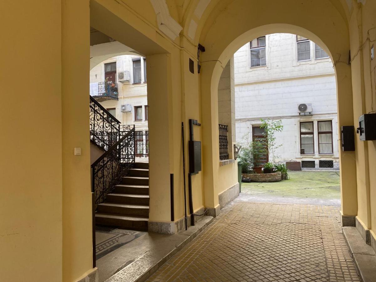 Urban Haven - 3 Beds, 3 Baths, Free Parking, Near Market Apartment Budapest
