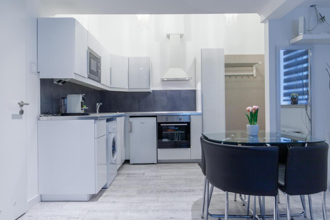 Sleek Minimalist Studio At Inner Apartment *