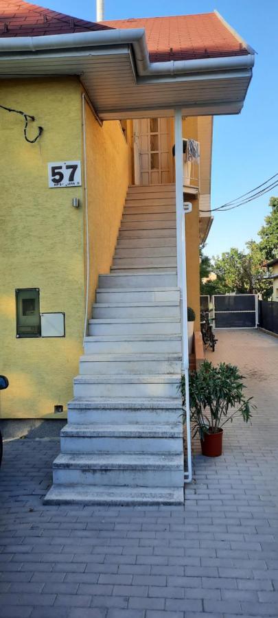 Hi-bp Garden City Batsanyi 3 Rooms, Upstairs Near The City Train With Free Parking Apartman