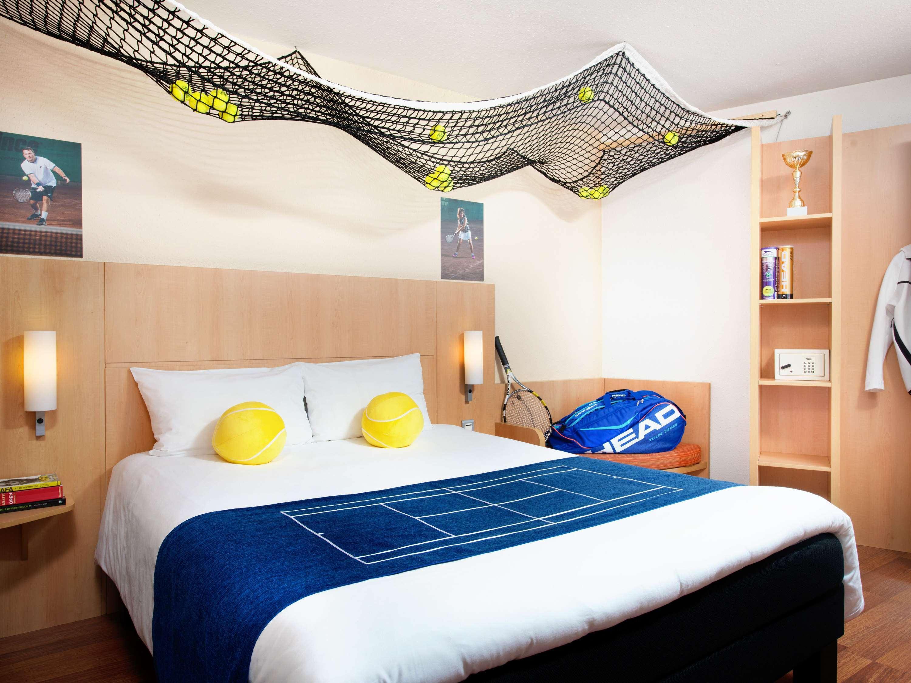 Ibis Heroes Square 3*