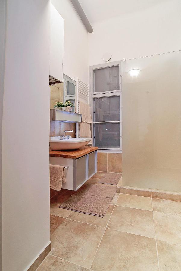Apartamento Beautiful 3 Bedroom In 7th District Budapeste
