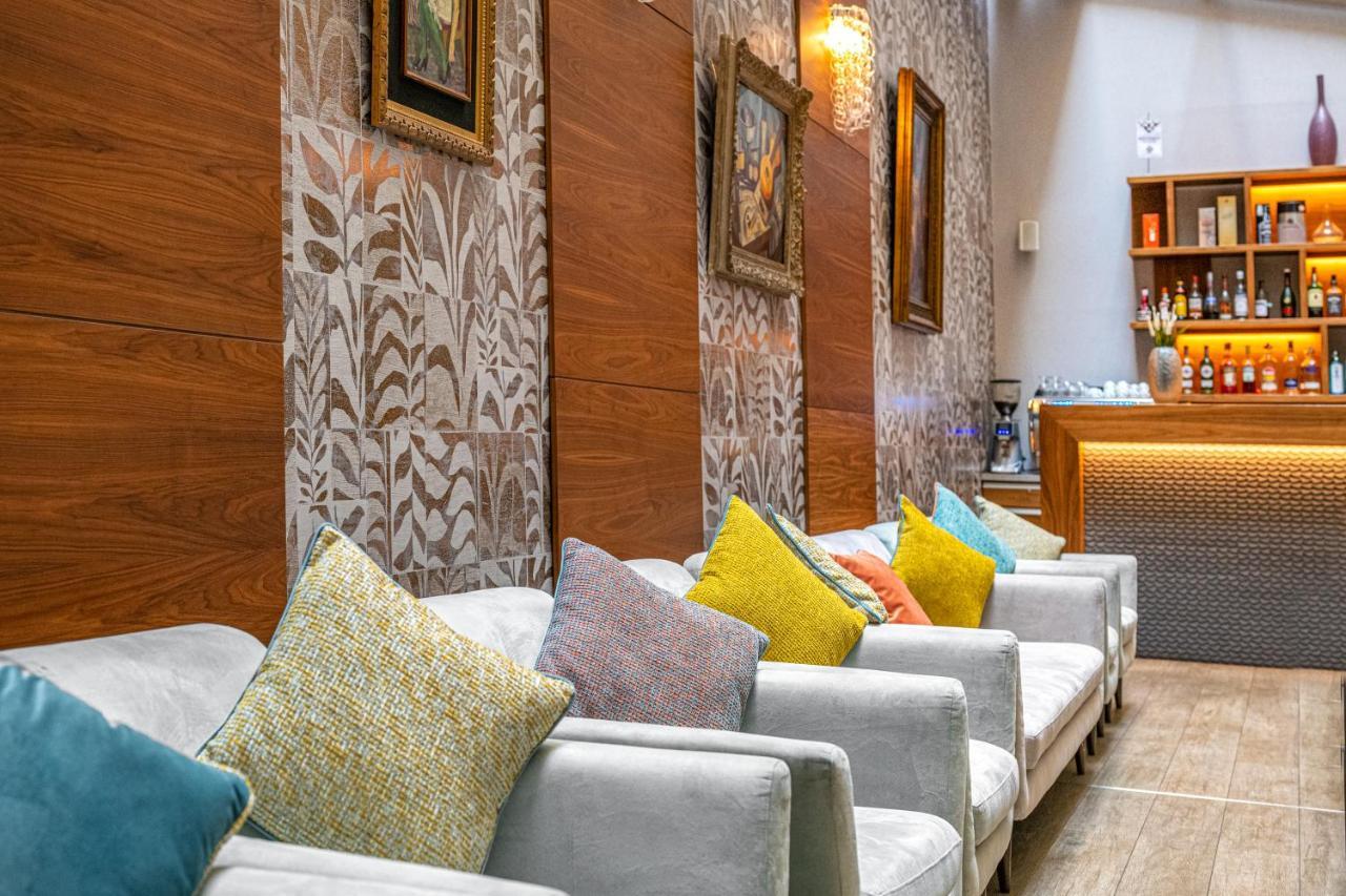 Charm - Formerly Boutique 4*