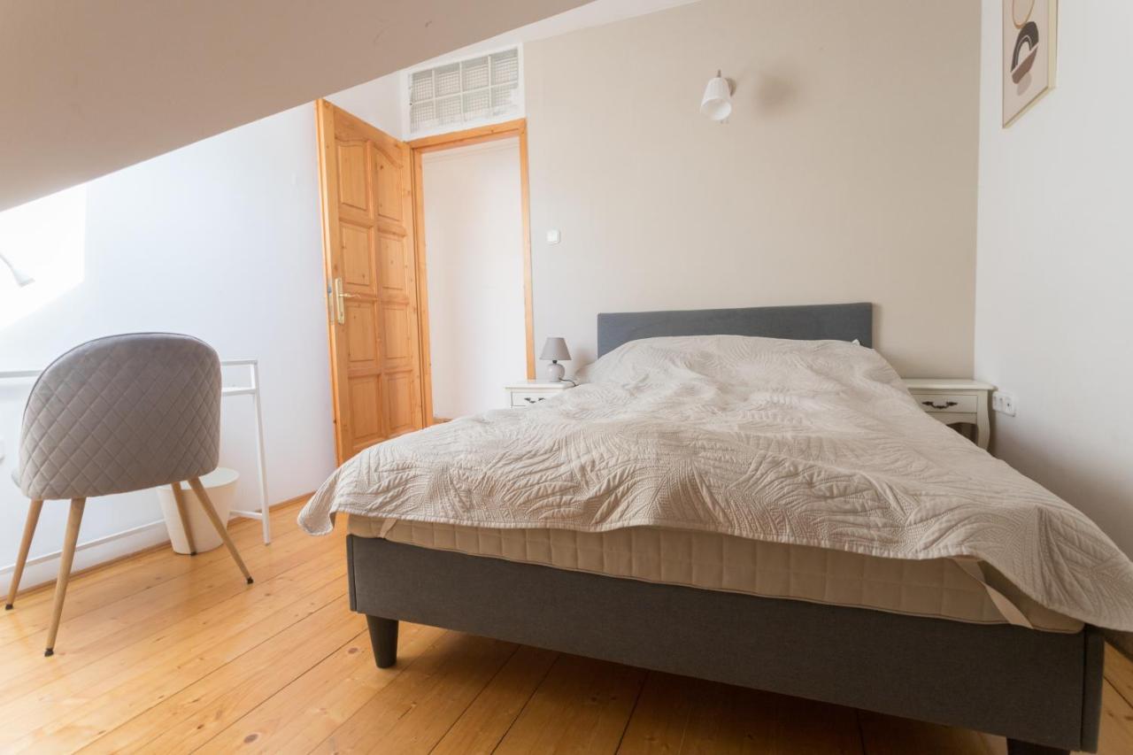 Apartman Hi-bp Garden City Batsanyi 3 Rooms, Upstairs Near The City Train With Free Parking *