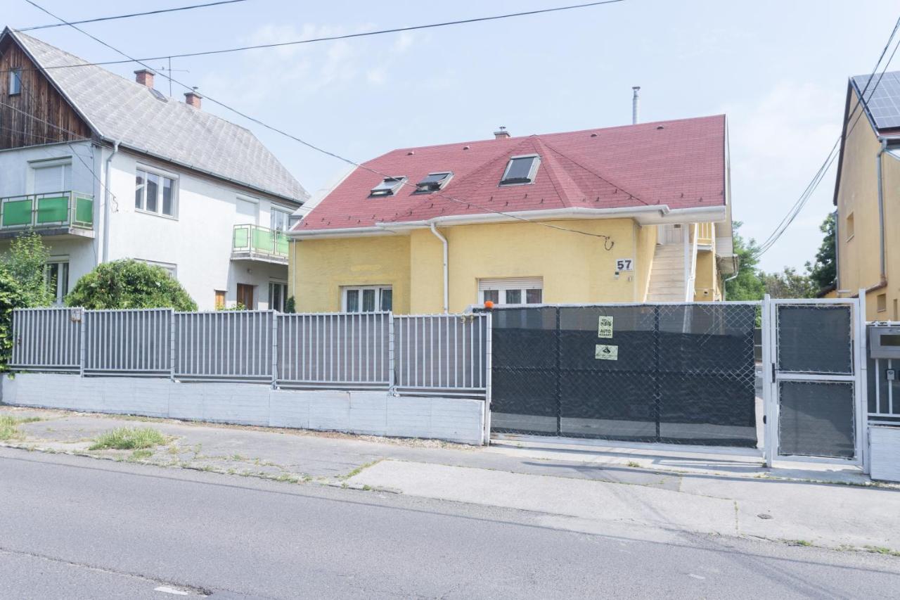 Hi-bp Garden City Batsanyi 3 Rooms, Upstairs Near The City Train With Free Parking Apartman
