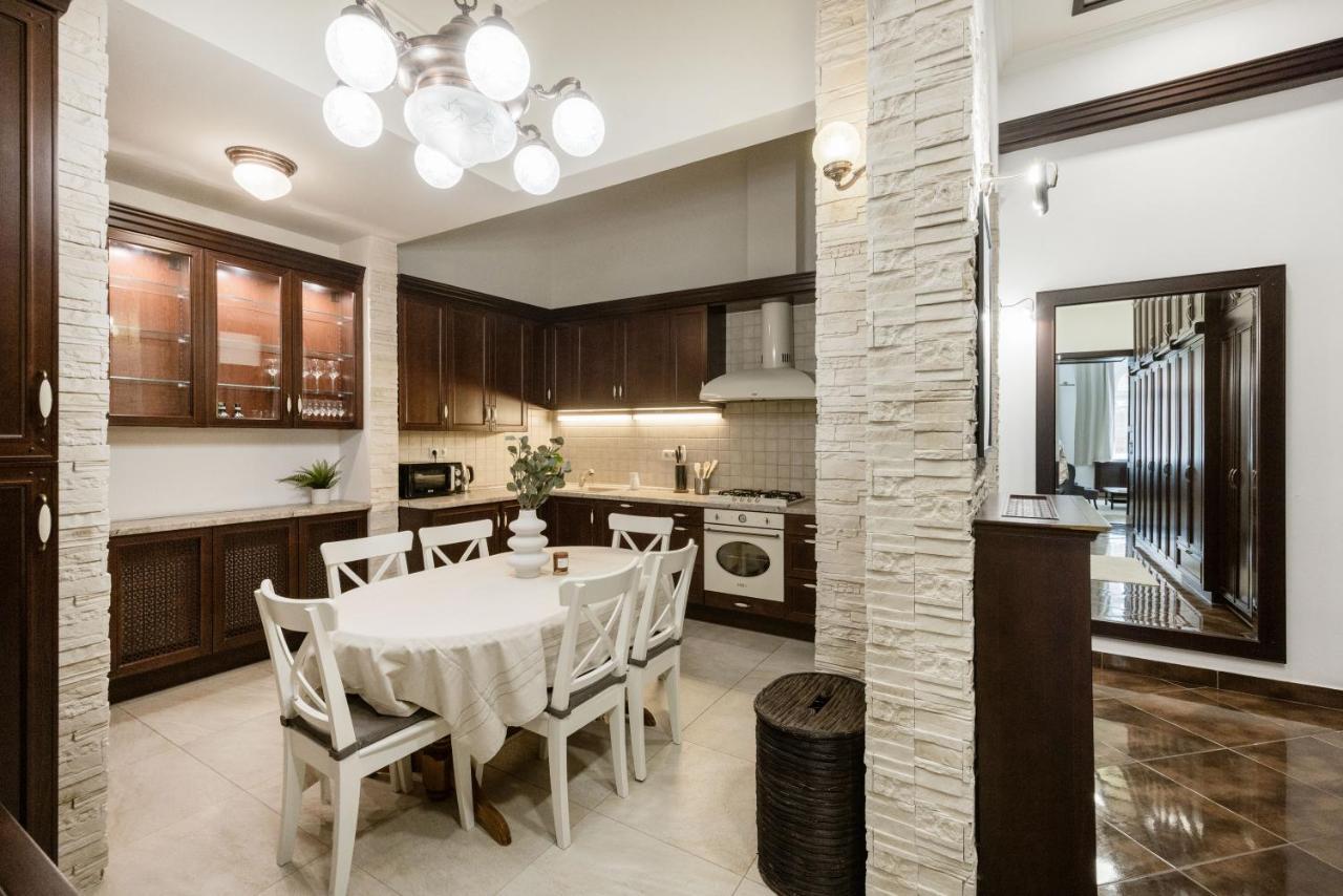 Luxe, Historic Near Downtown Landmarks 19th Century Apartman Budapest