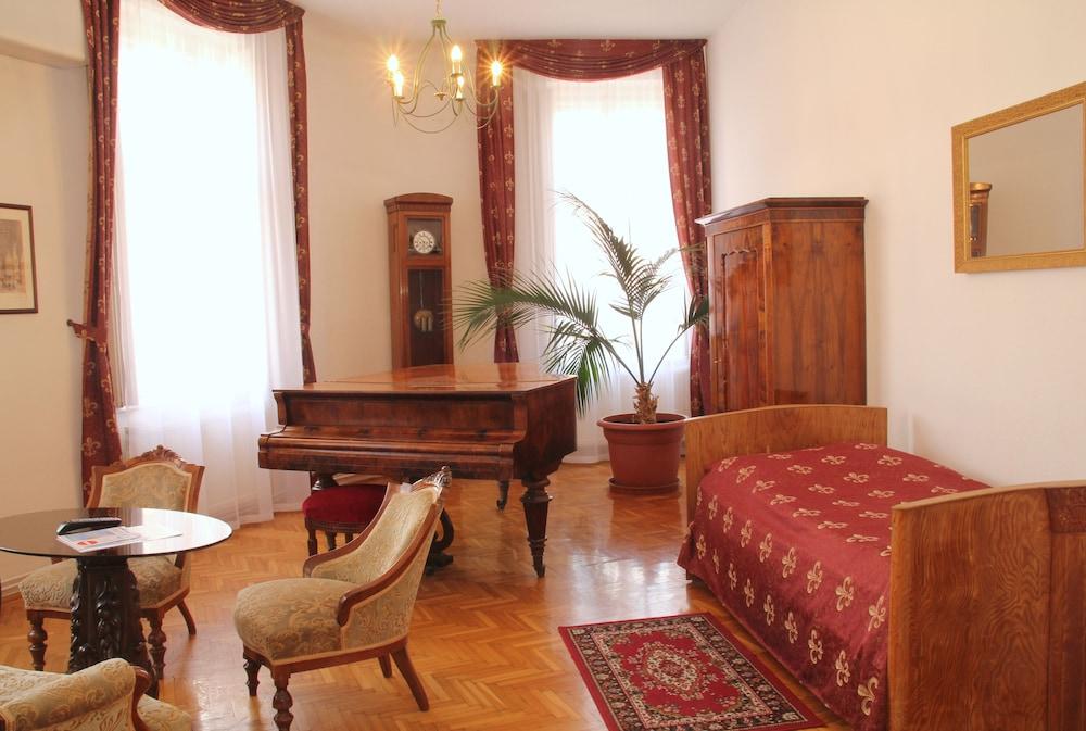 Kalvin House Aparthotel 3*