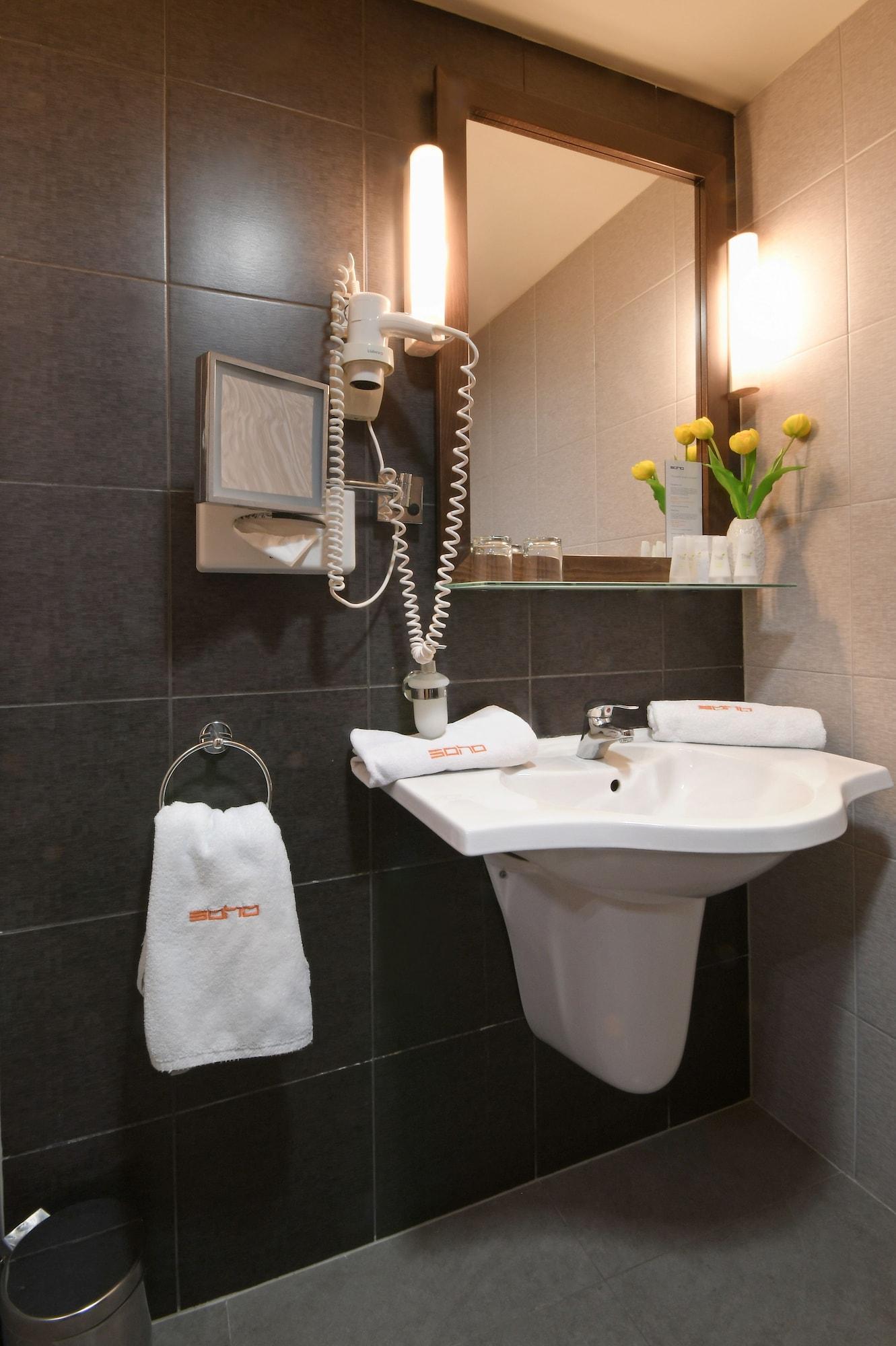 The Honest By Chic & Basic 4*