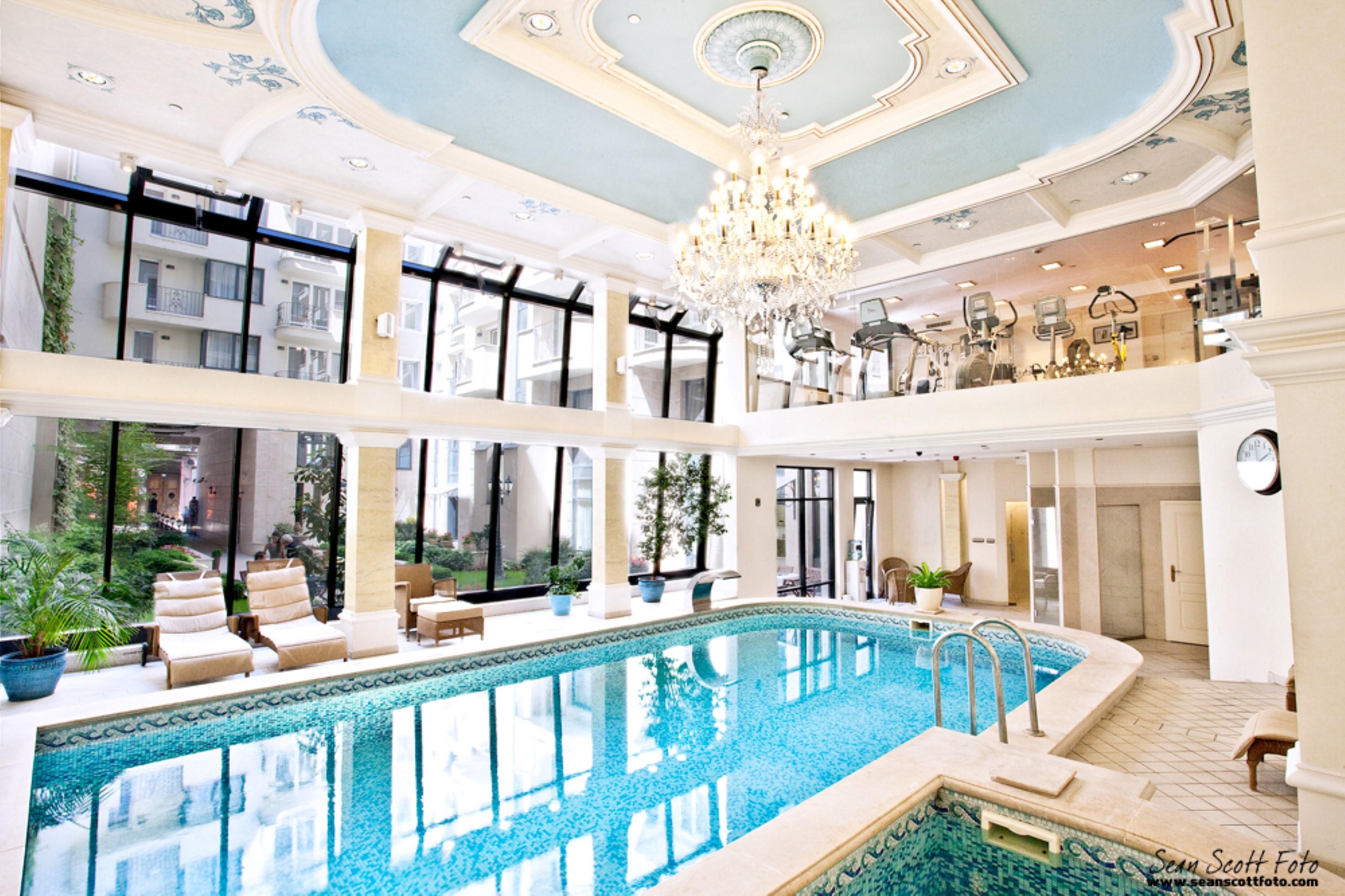 Queen's Court & Hotel