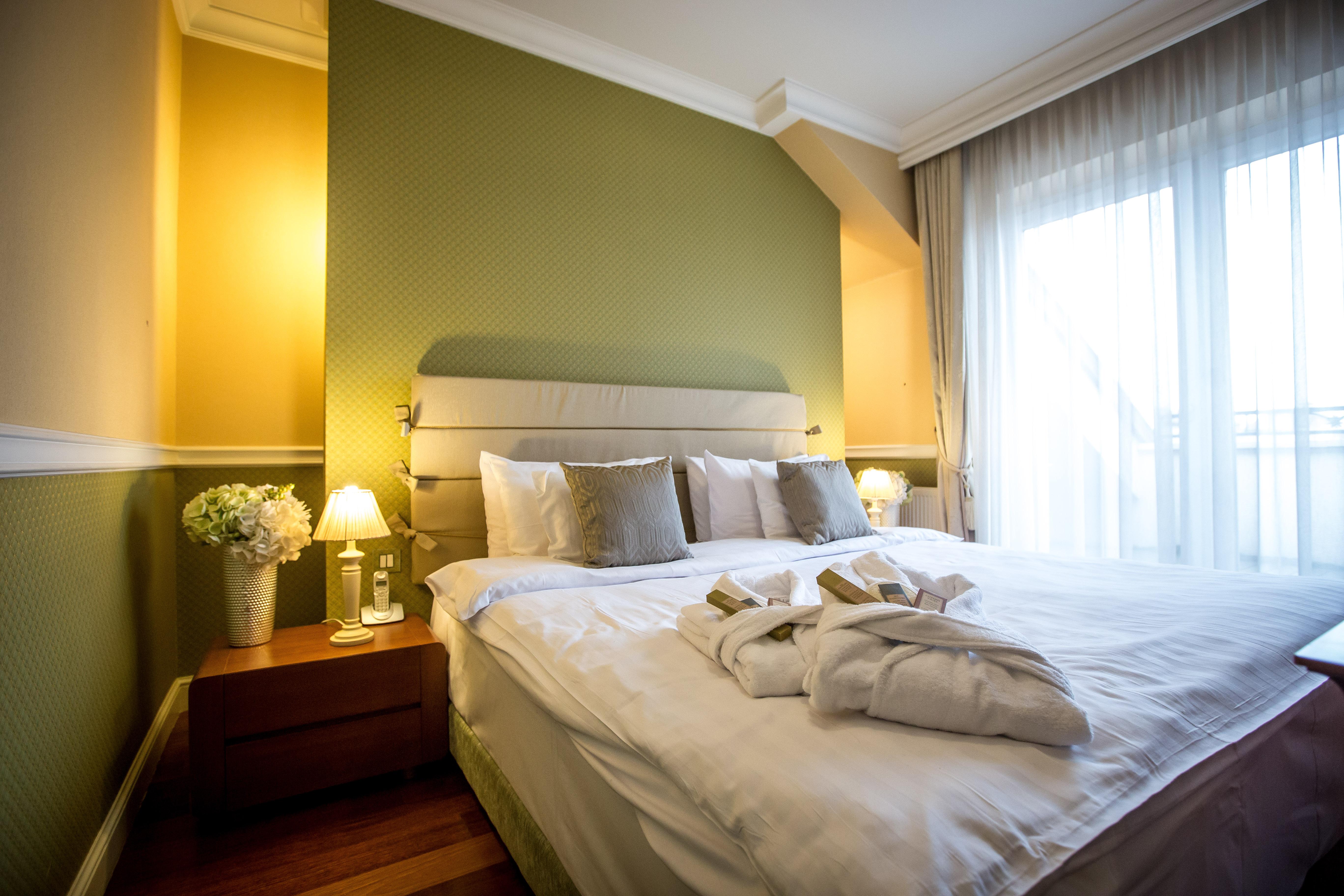 Hotel Queen's Court & Budapest