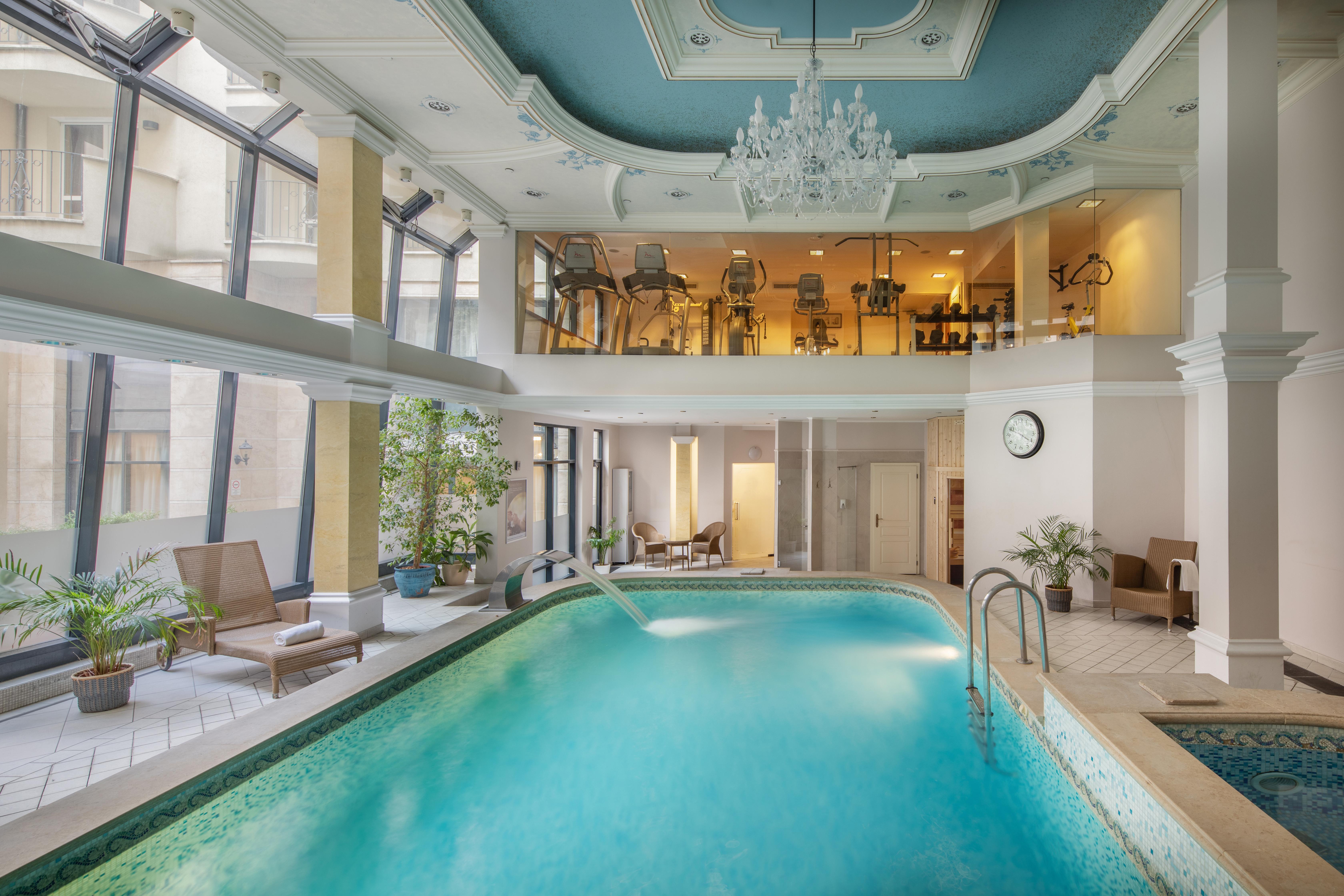 Hotel Queen's Court &