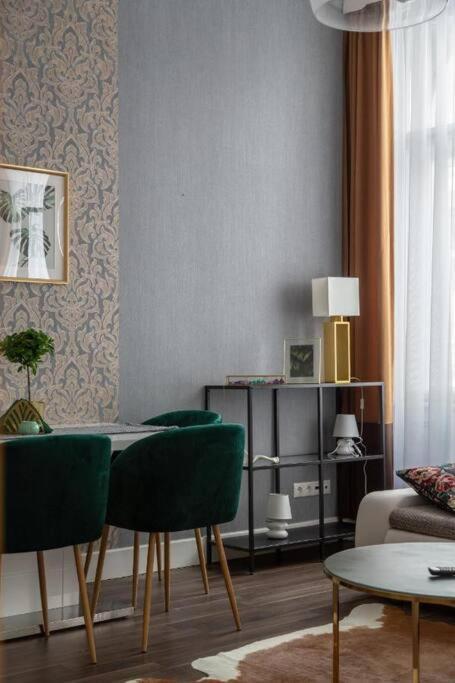 Chic, Captivating Space Near Opera House Apartman *