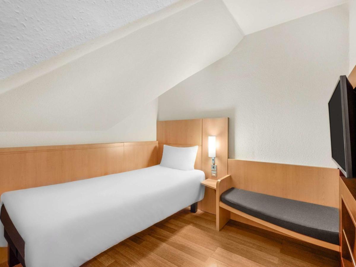 Hotel Ibis Heroes Square 3*