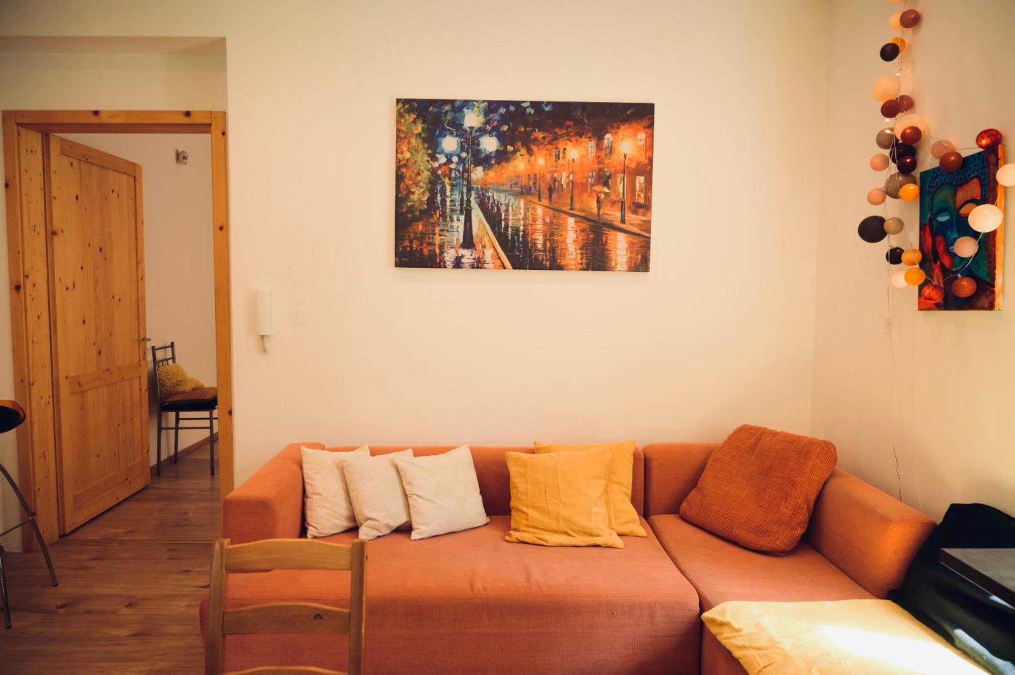 Cozy Hillside In With Patio Apartment