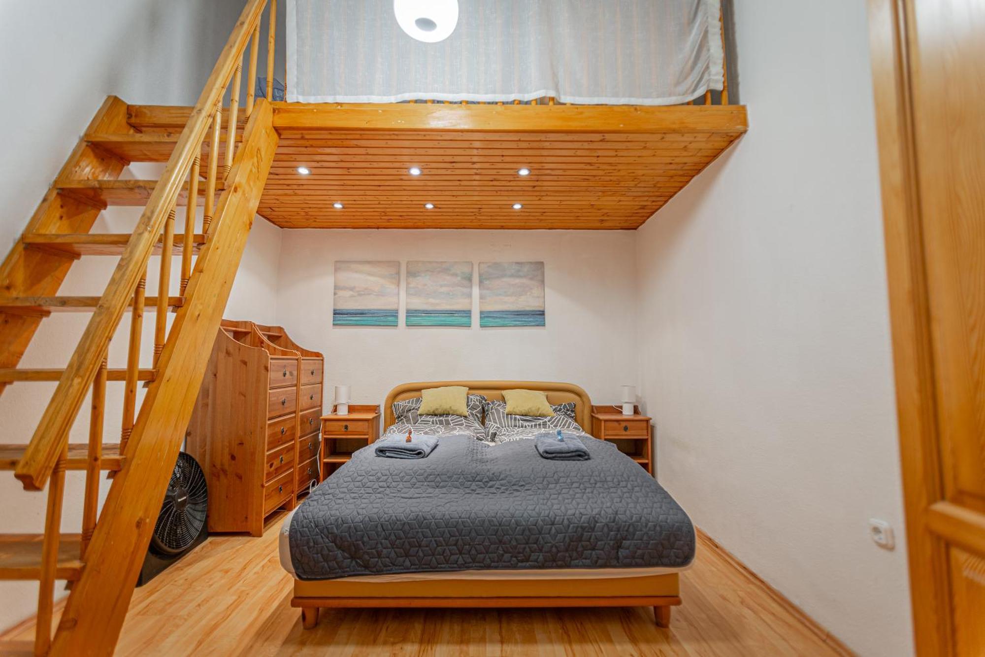 Apartment Jackquaters Silver
