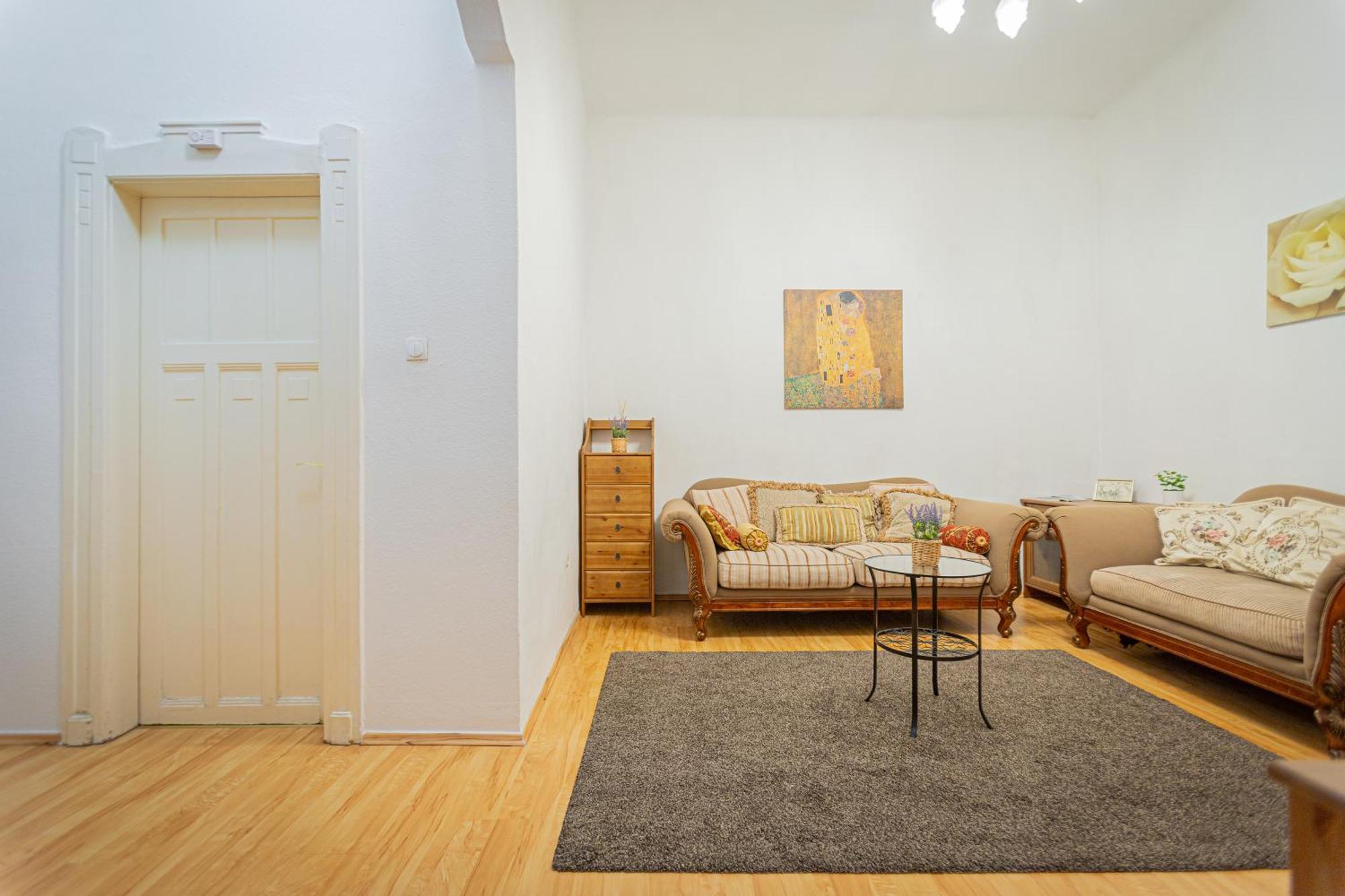 Jackquaters Silver Apartment