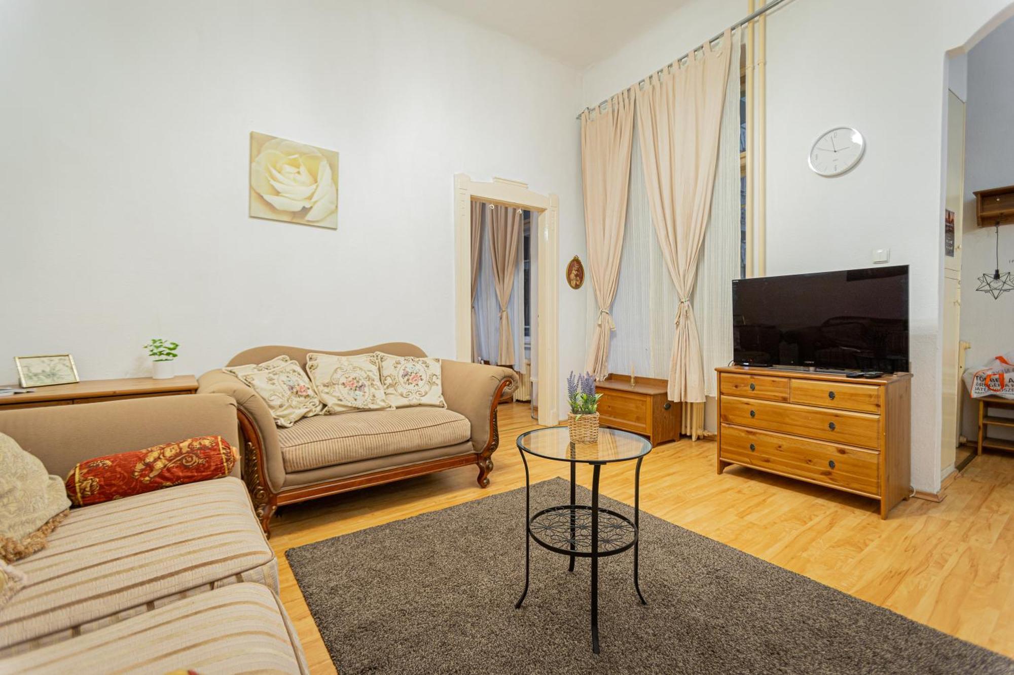 Jackquaters Silver Apartment