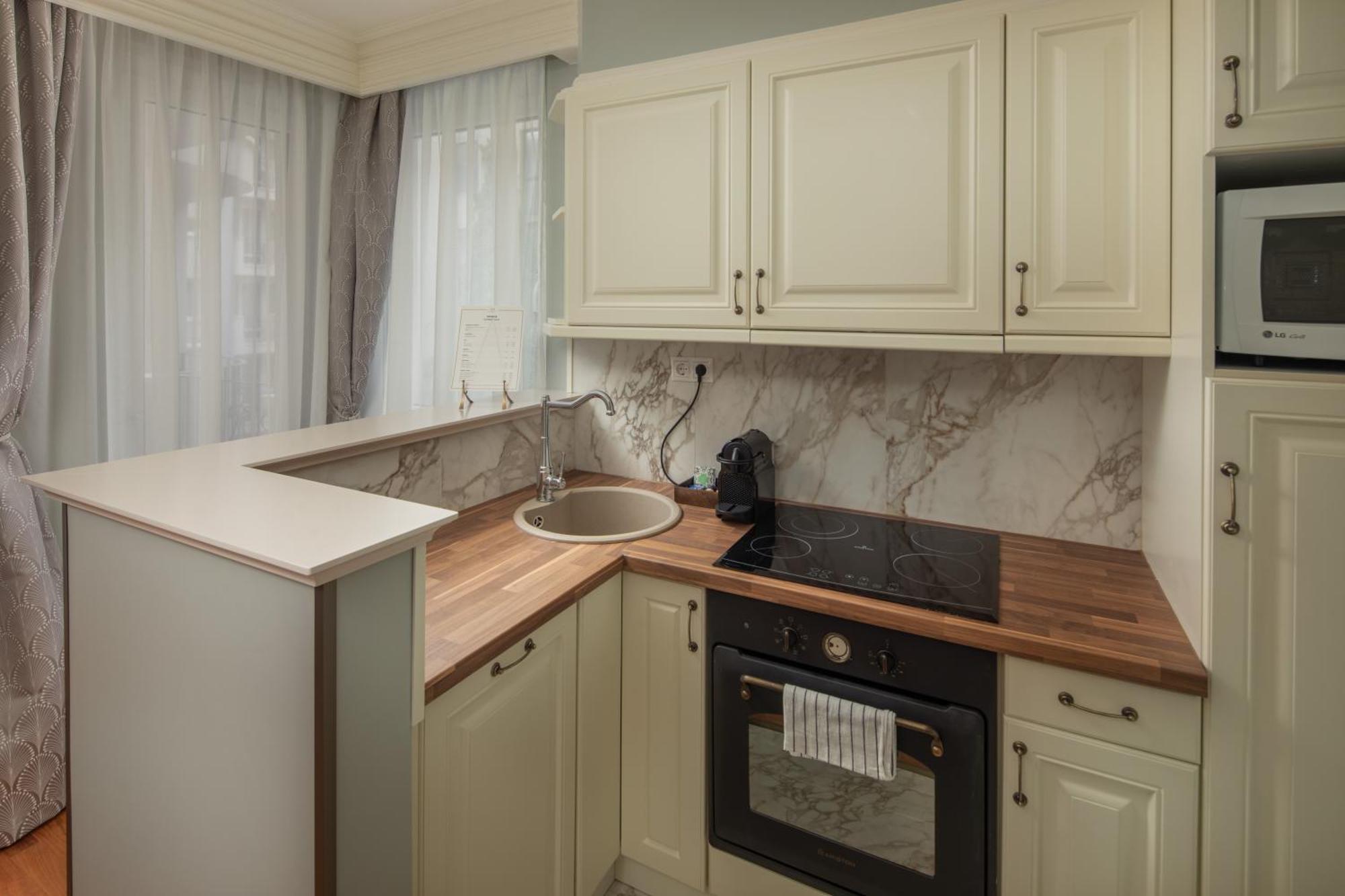 Queen's Court & Hotel 5*