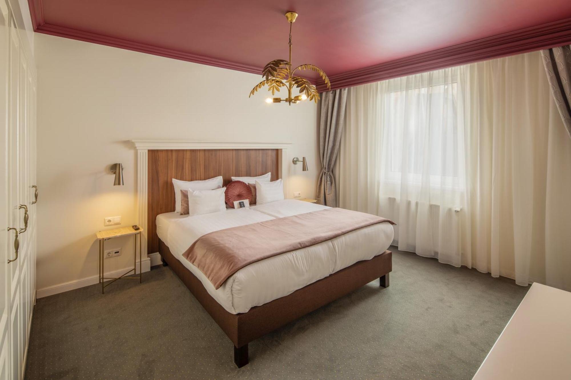 Queen's Court & Hotel Budapest