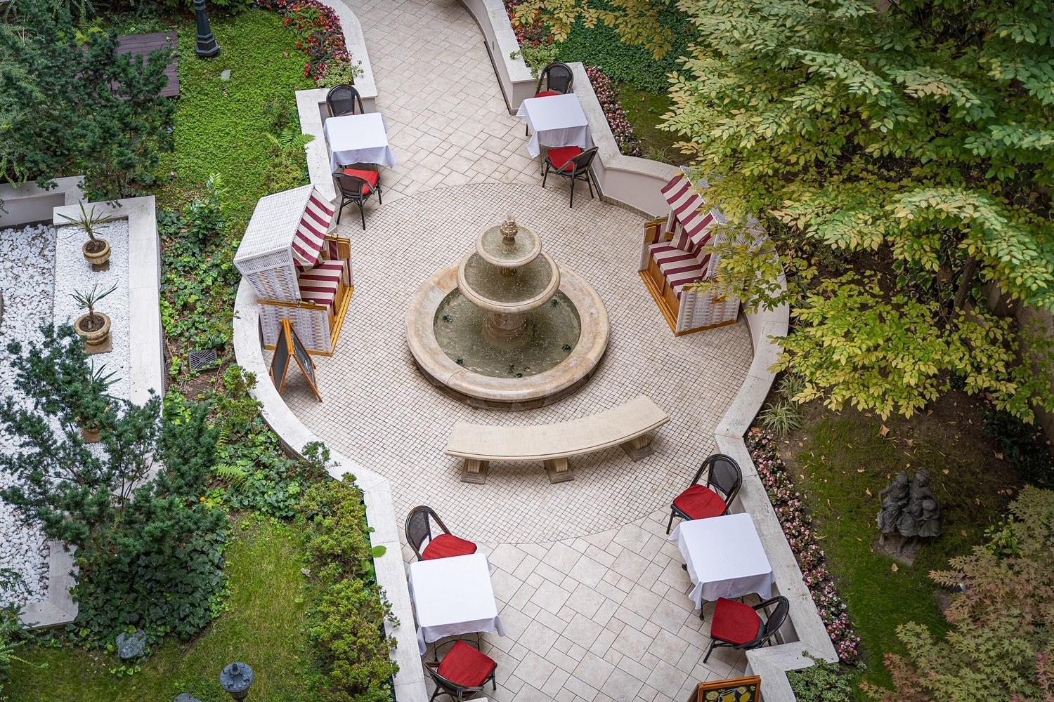 Queen's Court & Hotel 5*