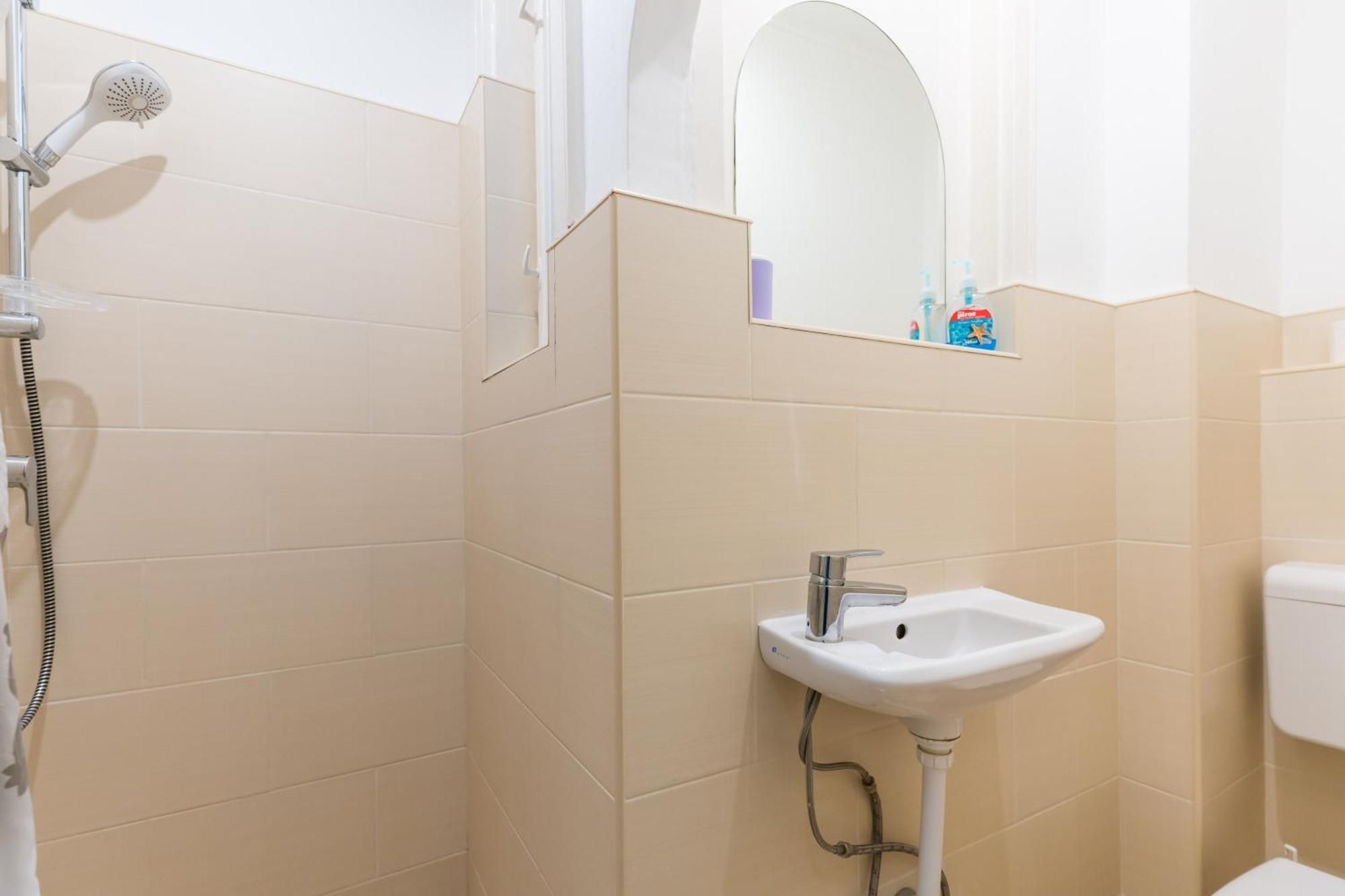 Sunny Studio In Party District- Balcony- Ac Apartment Budapest