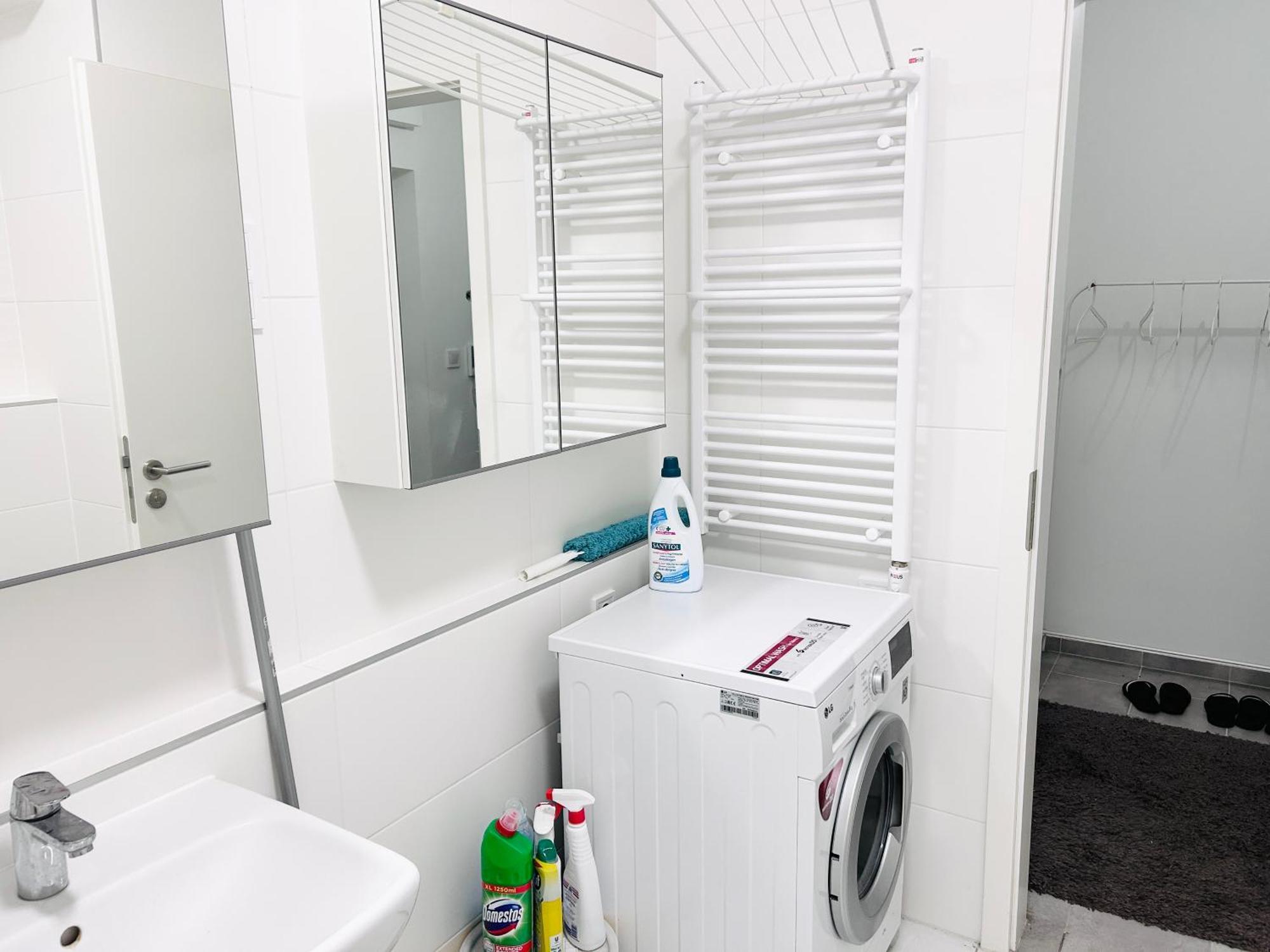 Apartment New 2022 Family&friends Downtown Ac 3br 2ba Free Parking Big Balcony Near Metro&train Station Self Check-in Budapest