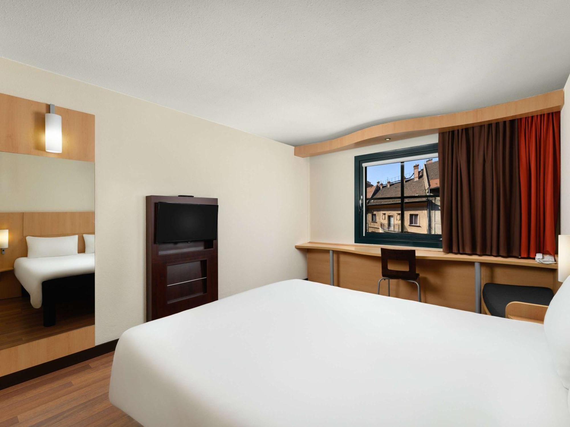 Hotel Ibis Heroes Square 3*