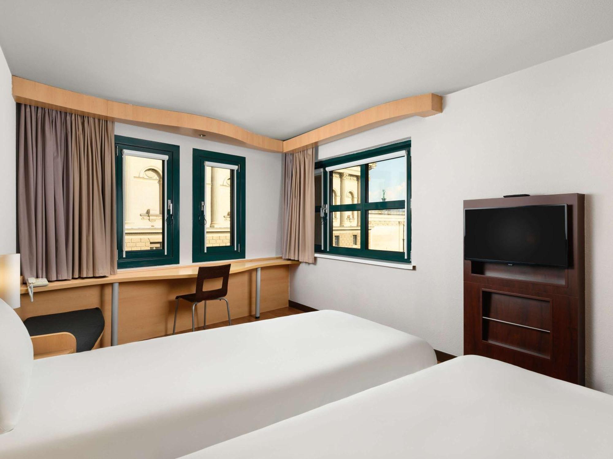 Ibis Heroes Square 3*