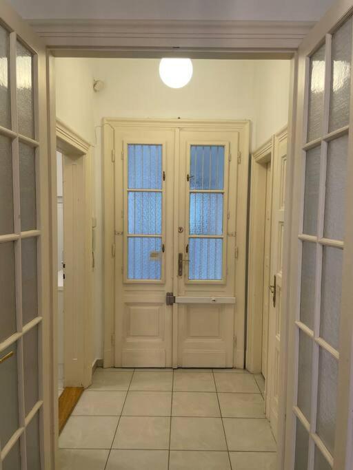 3 Bedroom By The Parliament Apartman *