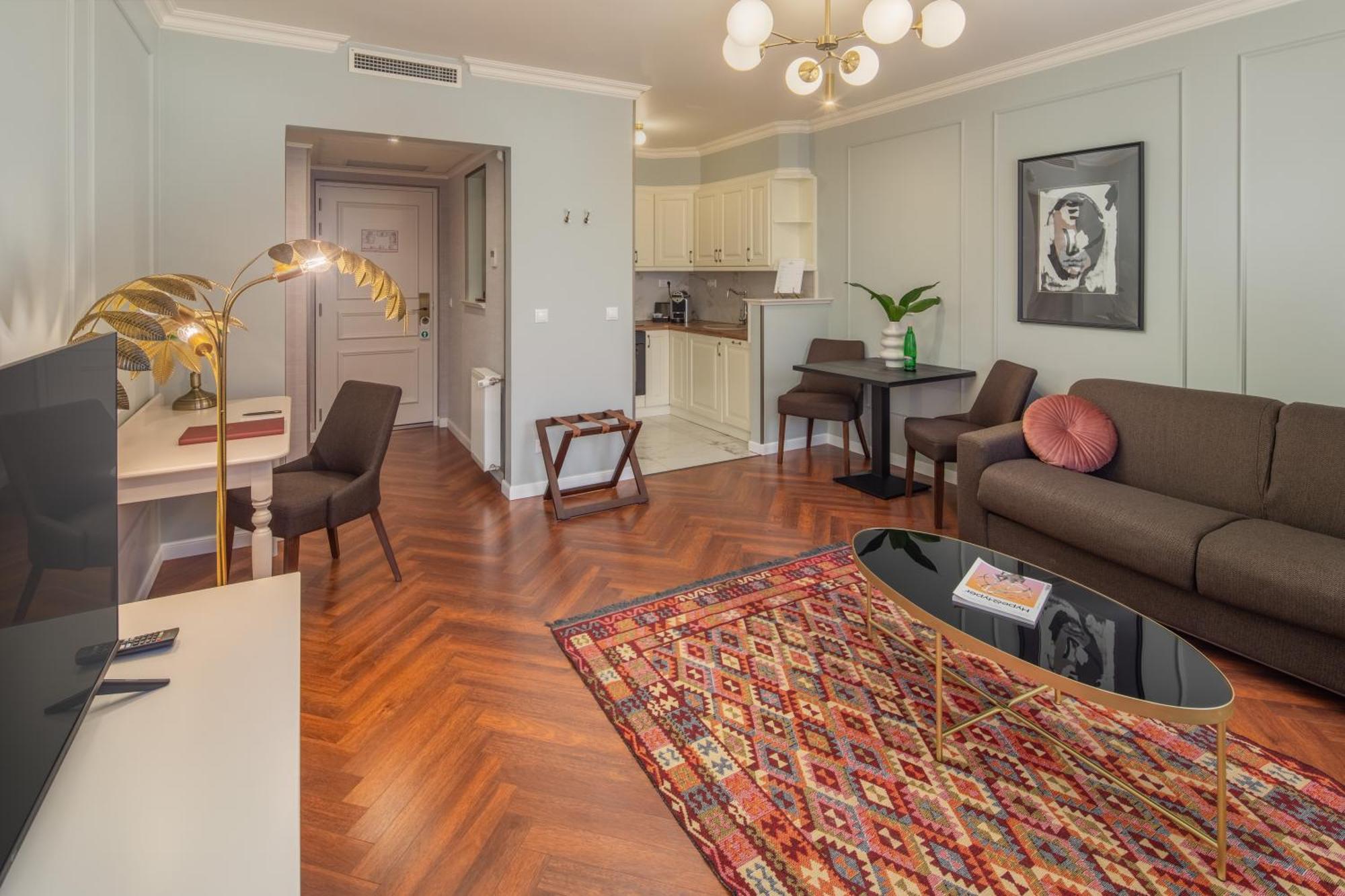 Queen's Court & Hotel Budapest