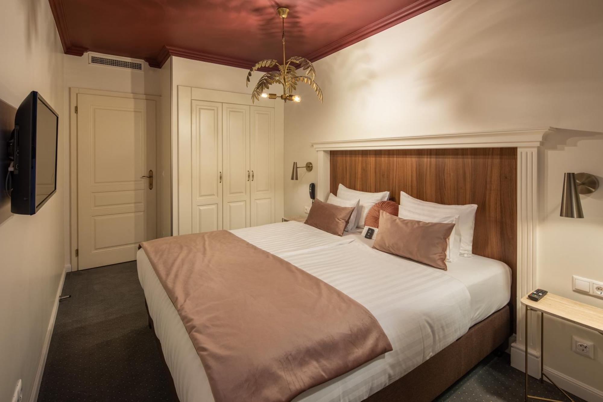 Queen's Court & Hotel 5*