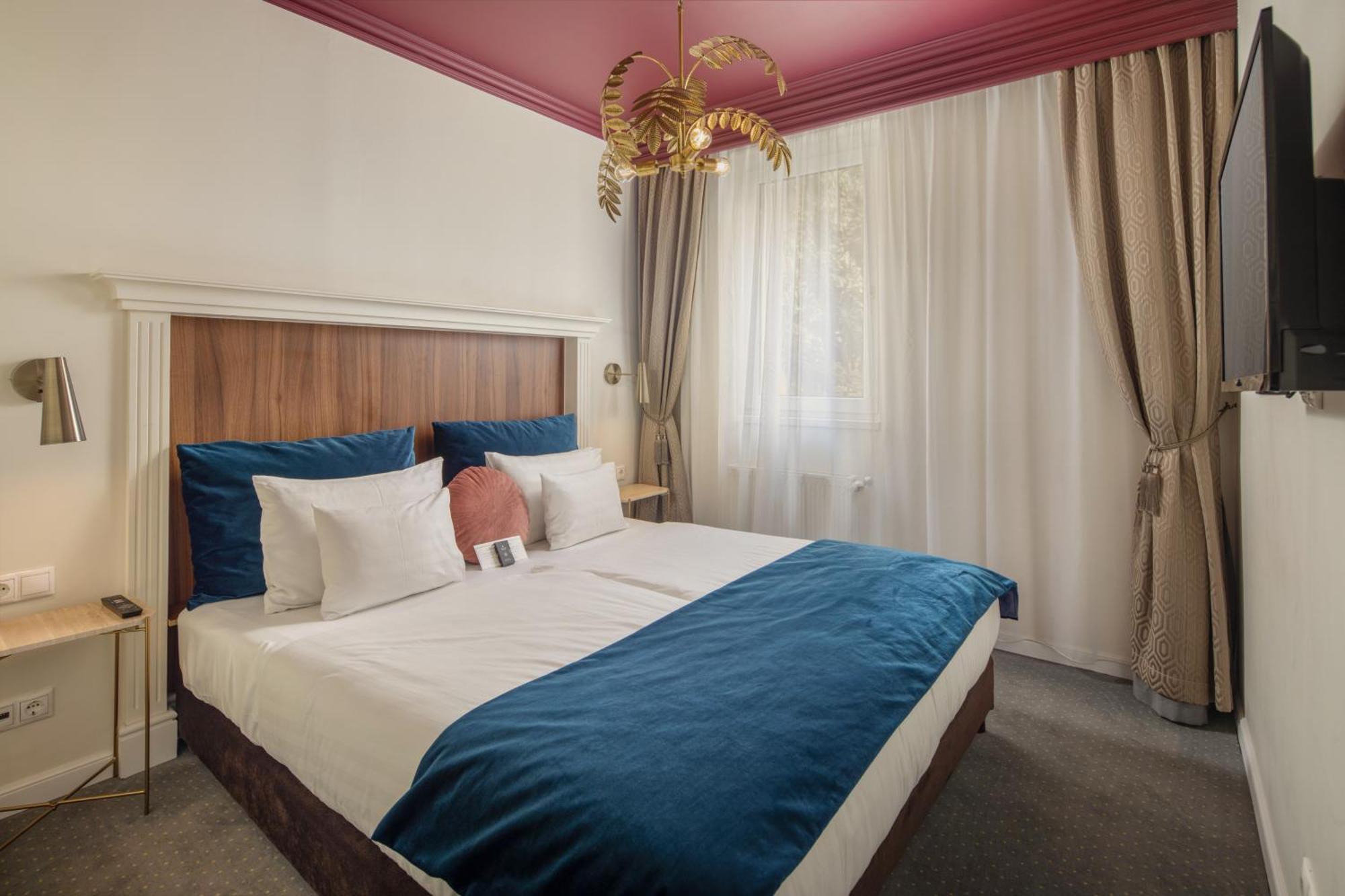 Queen's Court & Hotel 5*