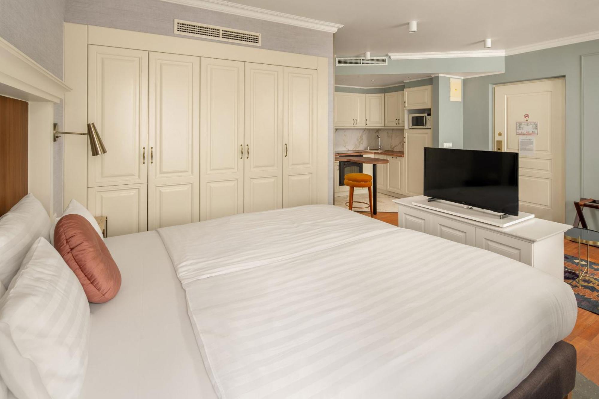 Queen's Court & Hotel 5*